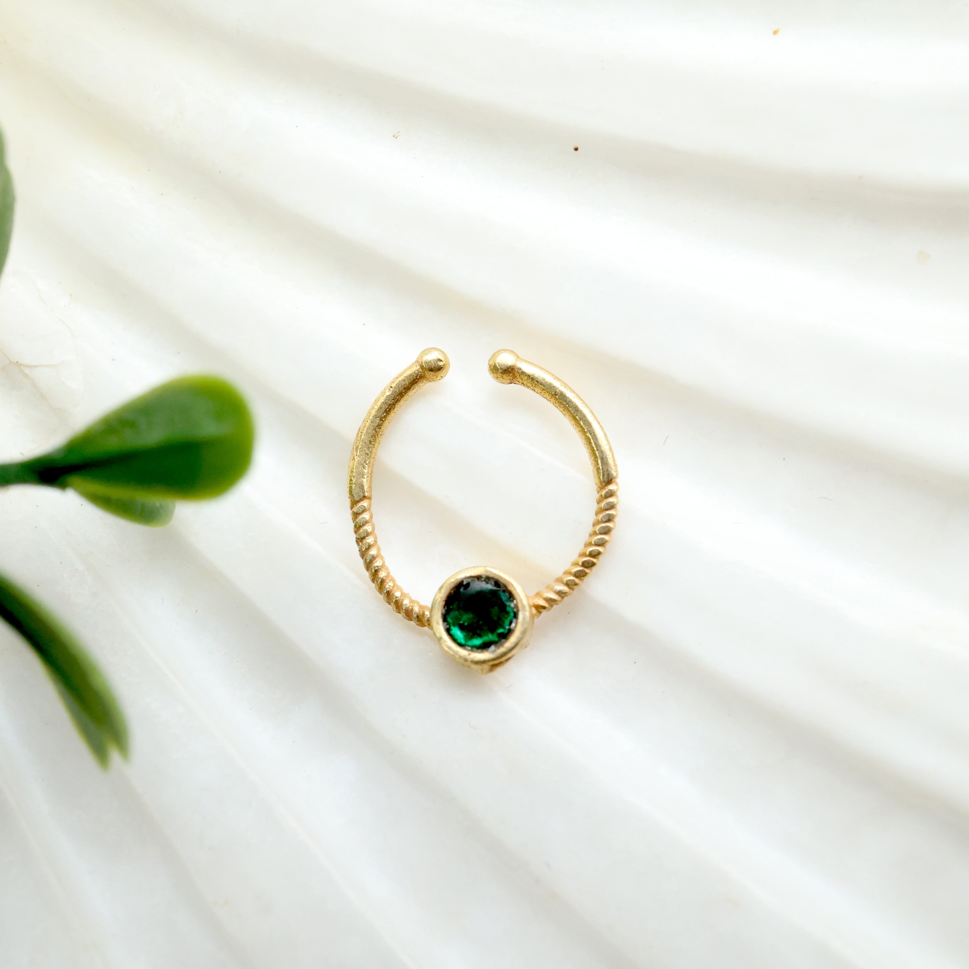 JADAU KUNDAN SINGLE EMERALD DOT SEPTUM NOSE RING - NO PIERCING NEEDED