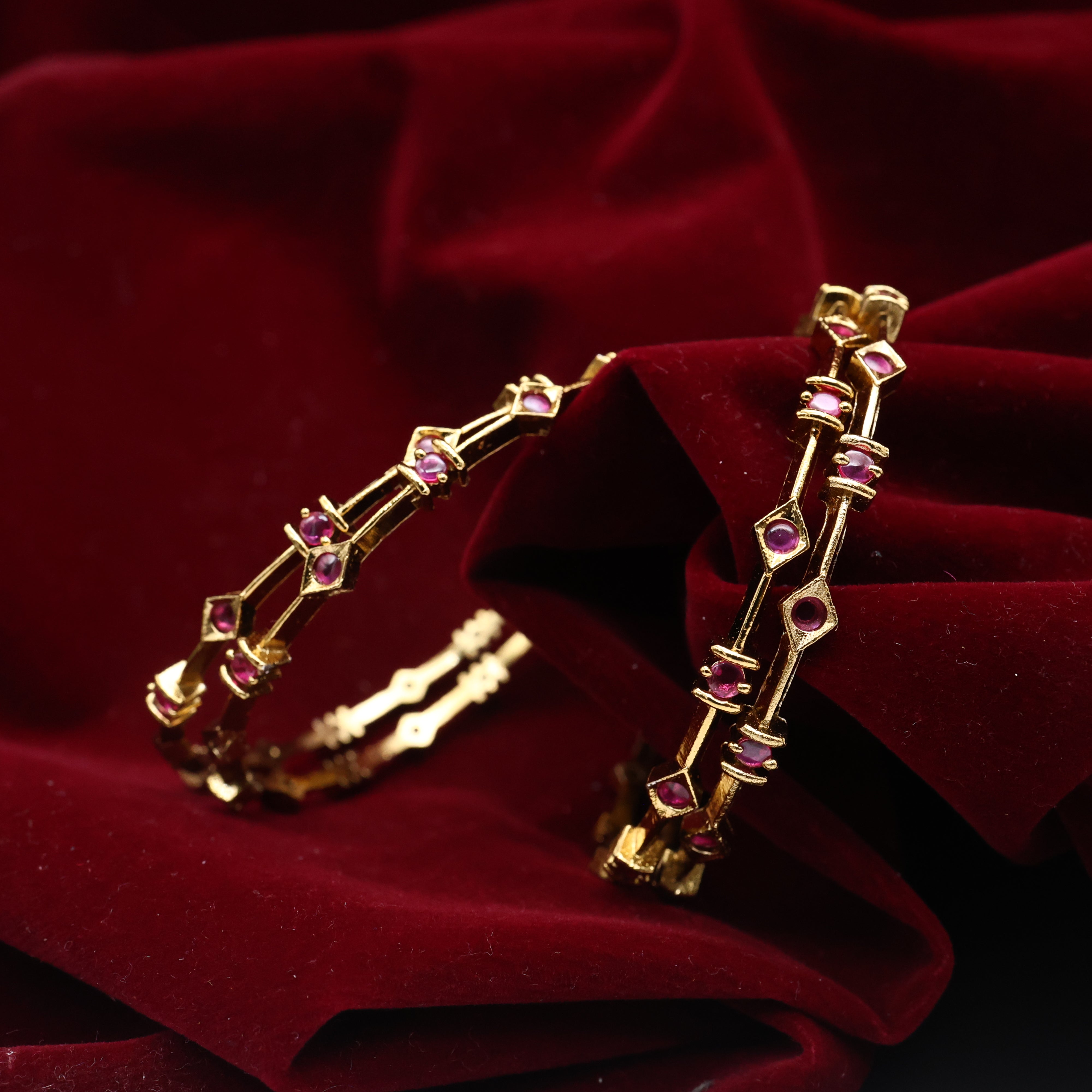 Antique Premium Kemp Diamonds & Circles Set of 4 Sleek Bangles