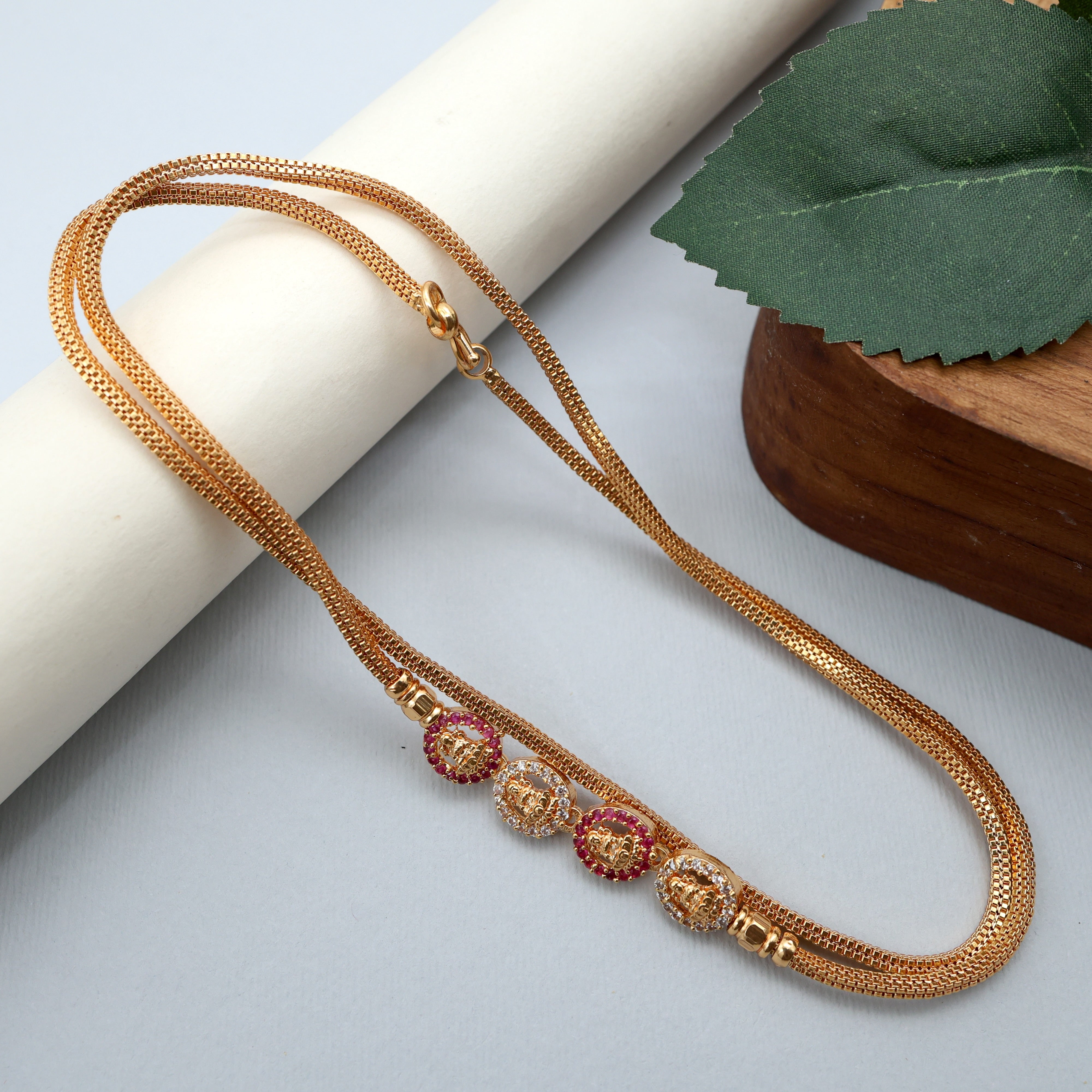 GOLD TONE DIAMOND LOOK OVAL LAKSHMI MUGAPPU/MOGAPPU CHAIN - RUBY & WHITE