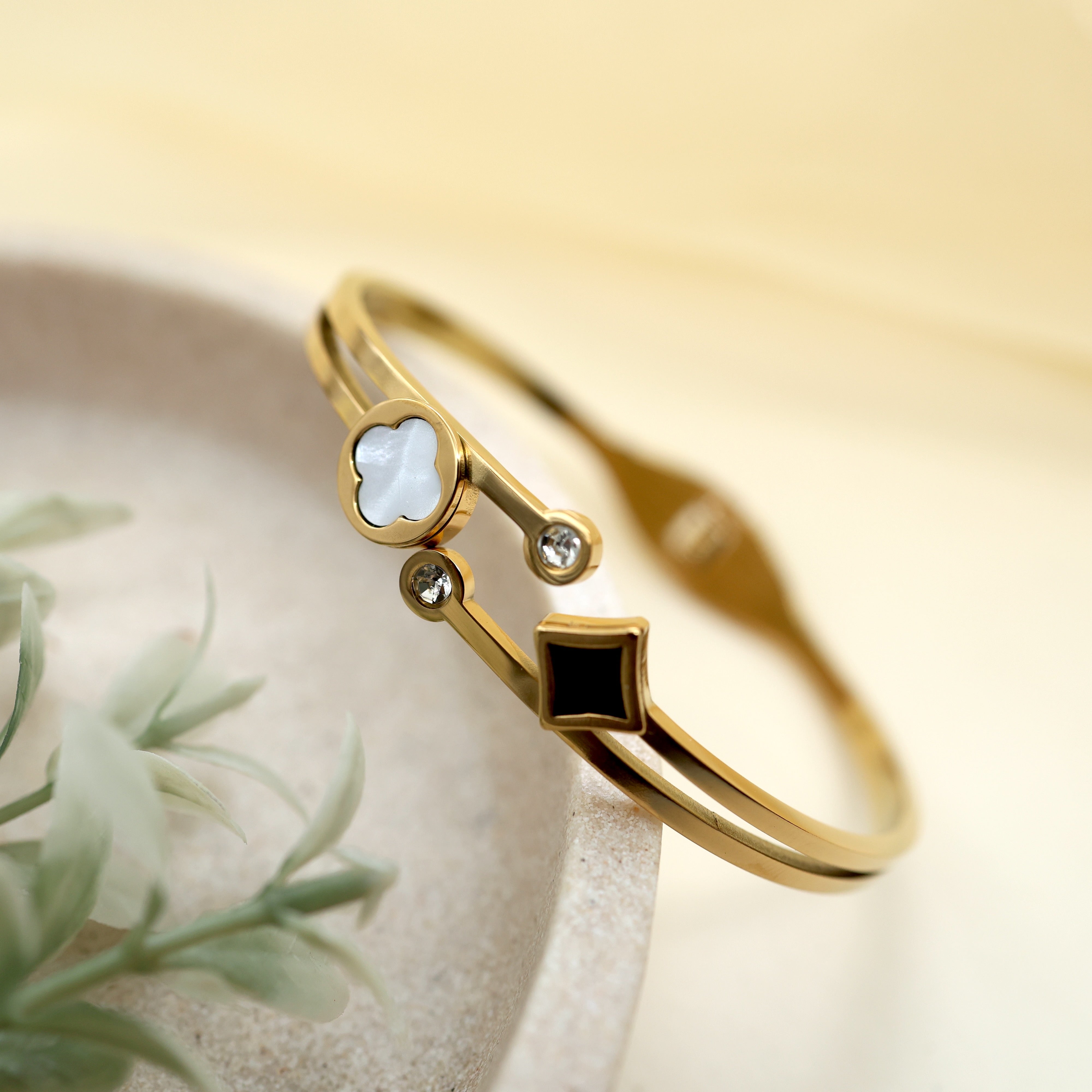 Gold Tone Anti Tarnish Bracelet For Women - Diamond Flower