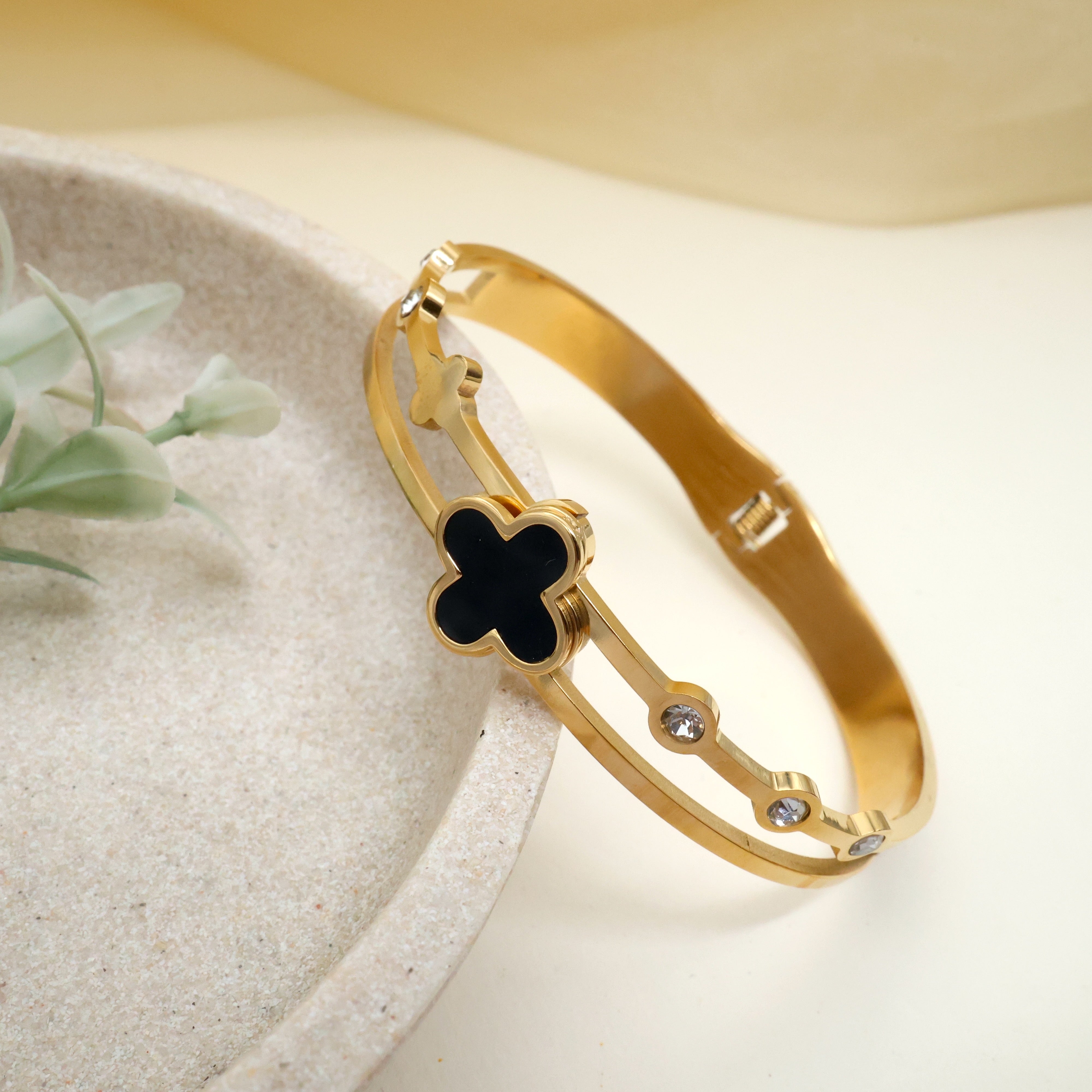 GOLD TONE ANTI TARNISH BRACELET FOR WOMEN - Black Diamond Flower