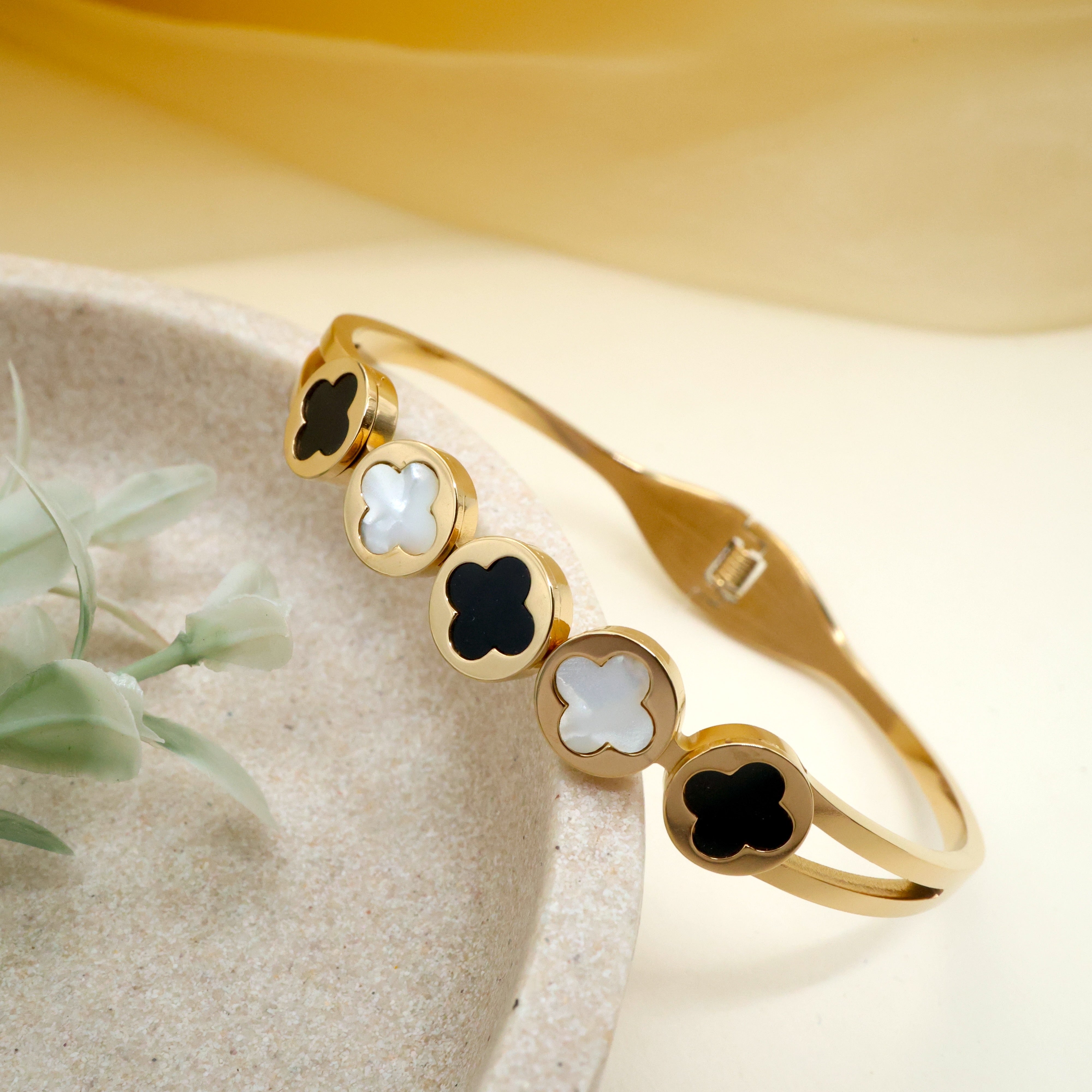 GOLD TONE ANTI TARNISH BRACELET FOR WOMEN - White & Black FLOWERS