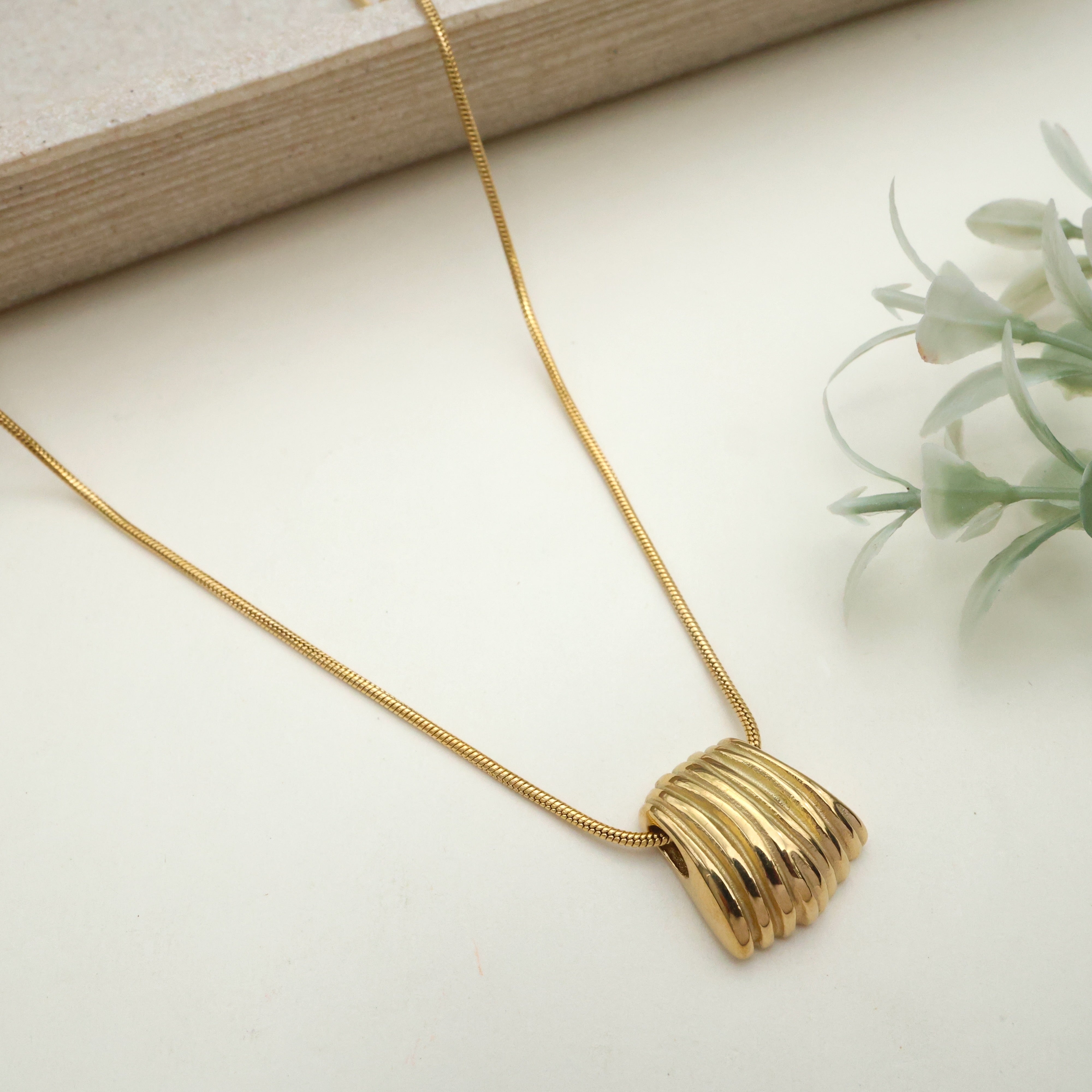 GOLD TONE ANTI TARNISH SHORT CHAIN - Shell