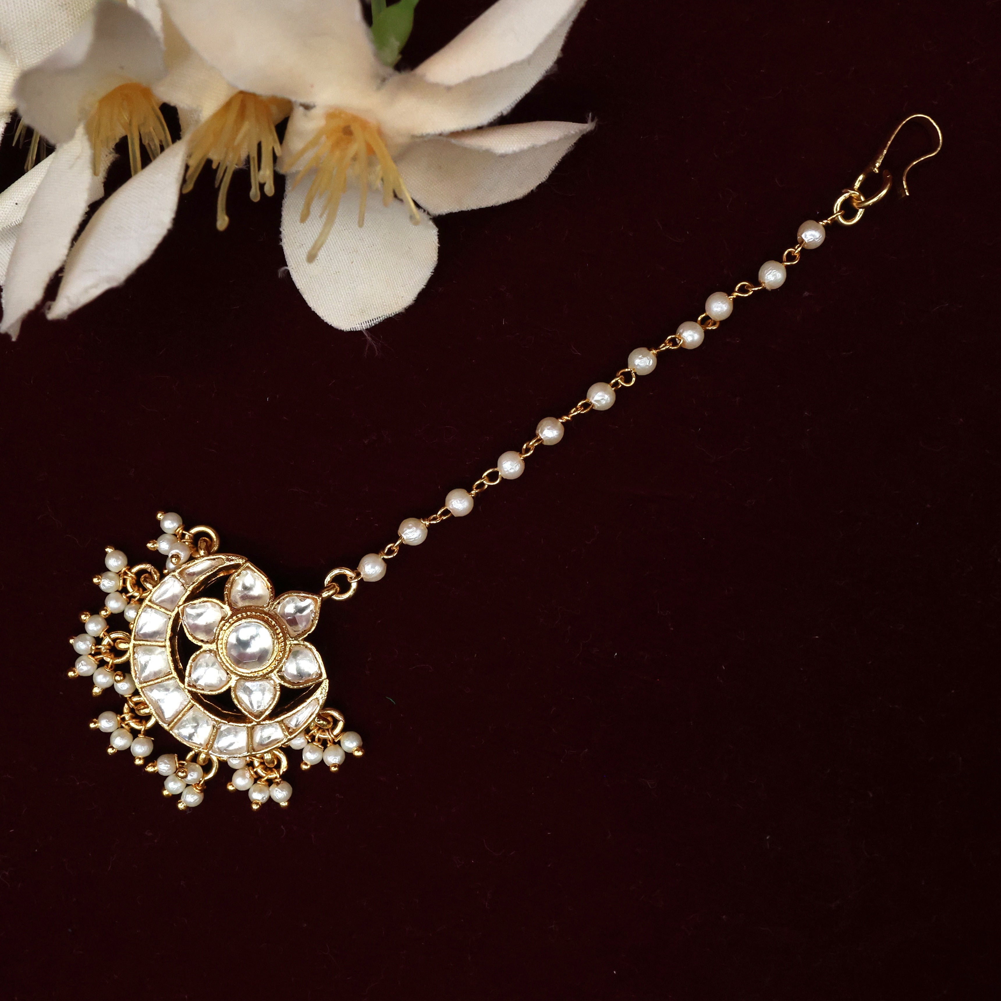 Premium Pachi Kundan Chand Phool Single Pearl Line Maang Tikka - White