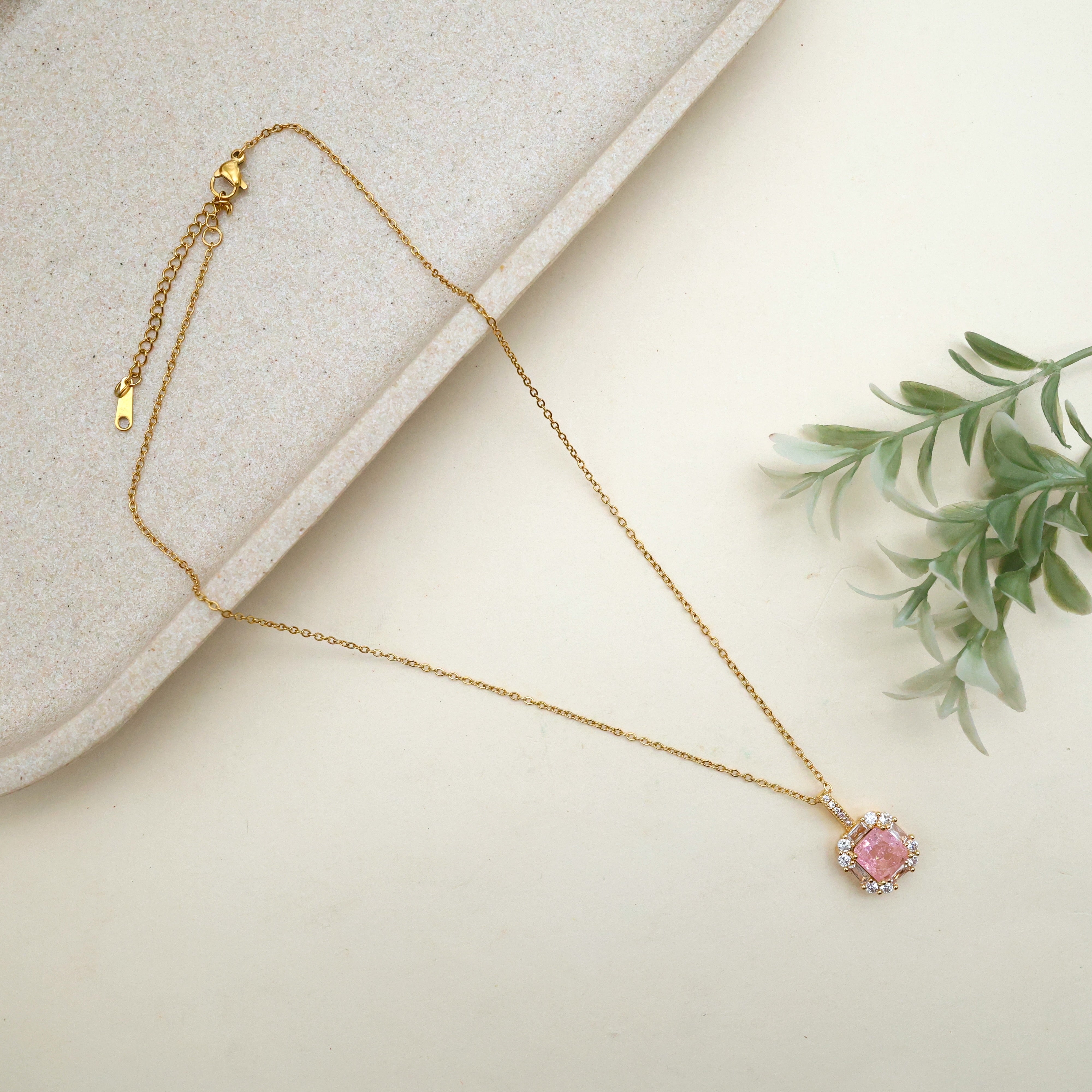 GOLD TONE ANTI TARNISH SHORT CHAIN - PINK SQUARE