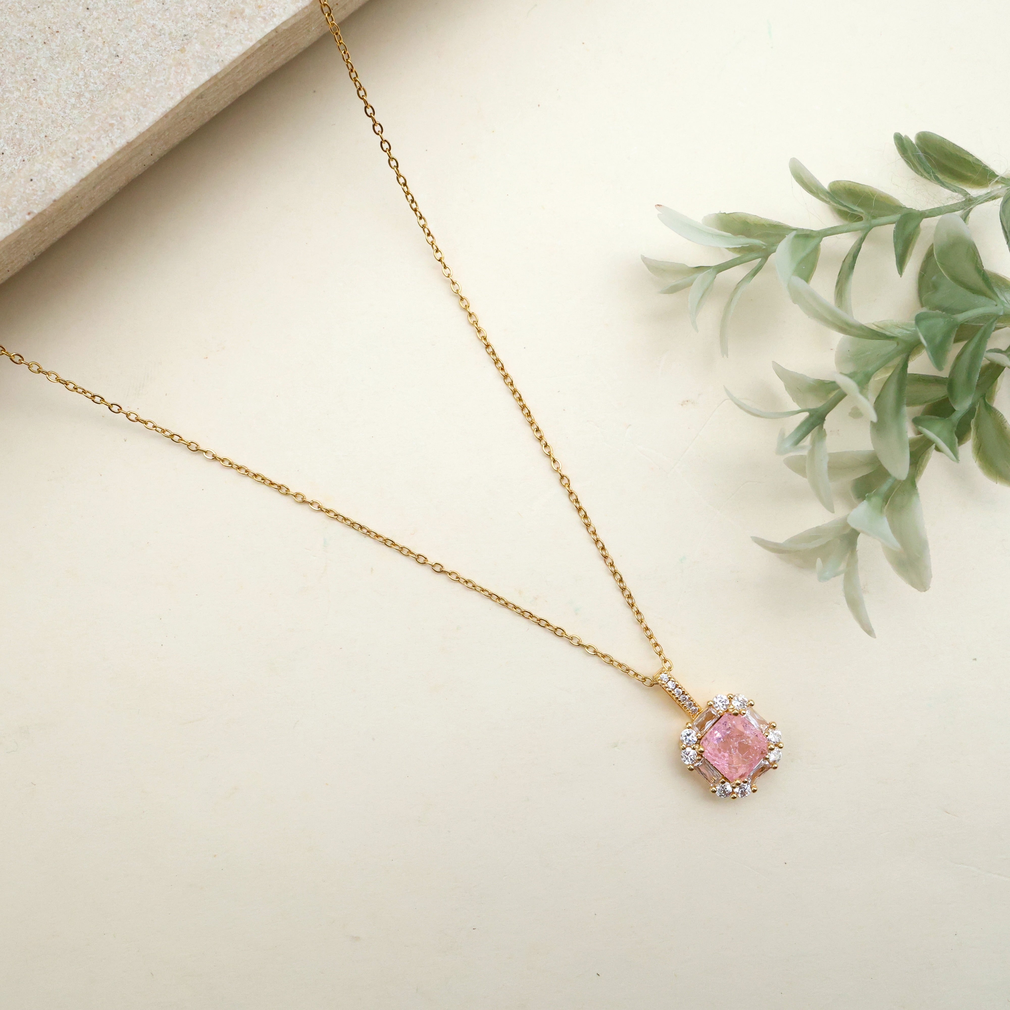 GOLD TONE ANTI TARNISH SHORT CHAIN - PINK SQUARE
