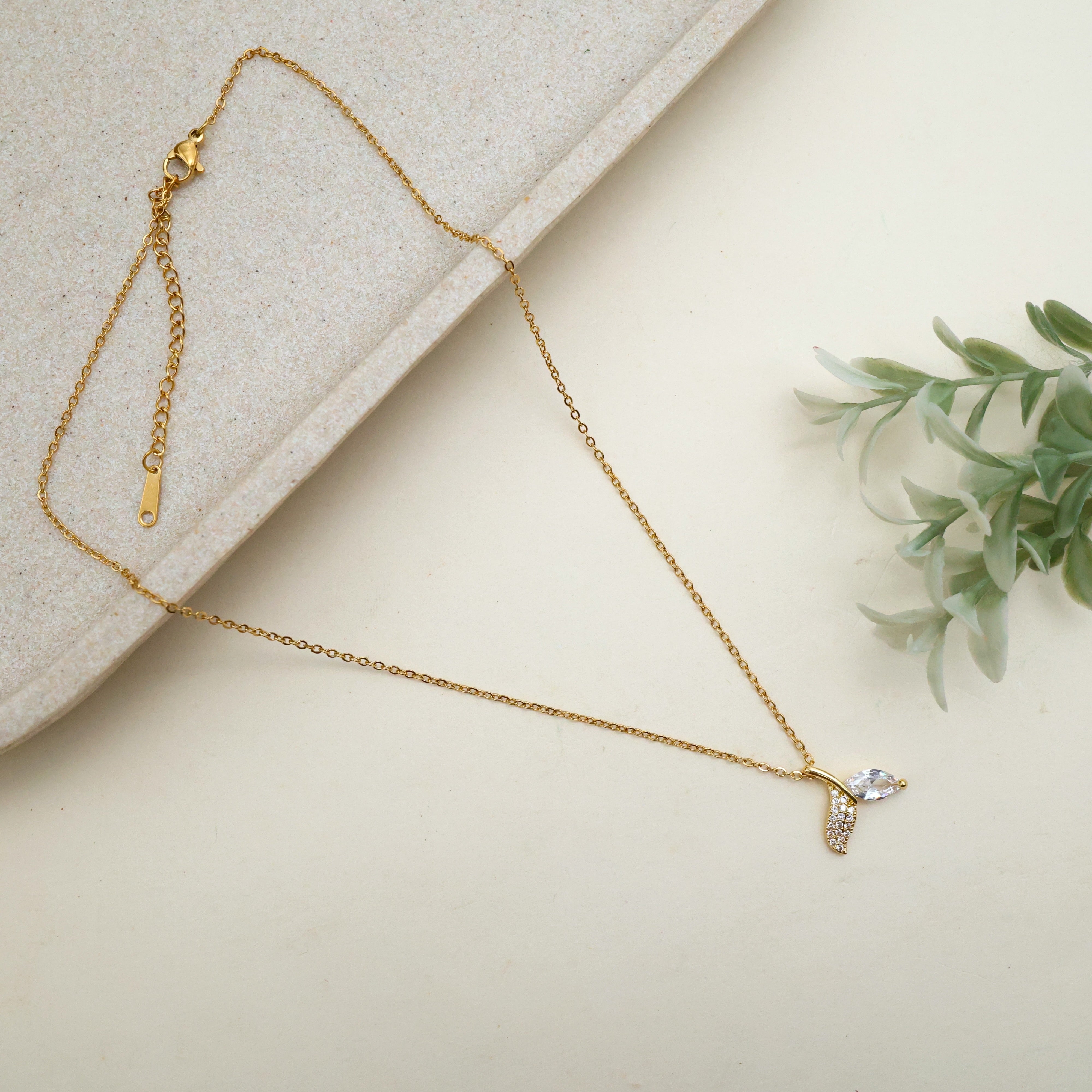 GOLD TONE ANTI TARNISH SHORT CHAIN - DOLPHIN TAIL