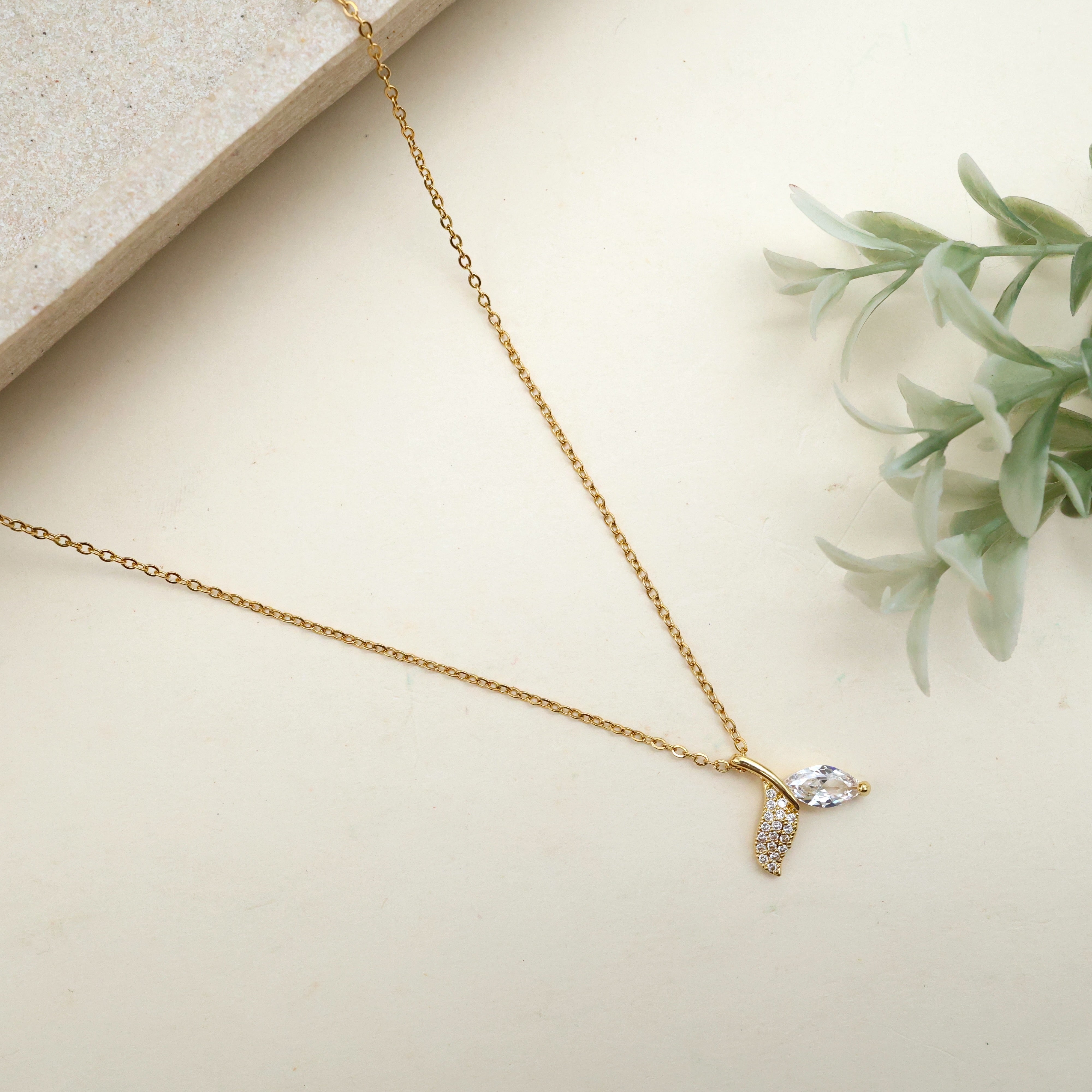 GOLD TONE ANTI TARNISH SHORT CHAIN - DOLPHIN TAIL