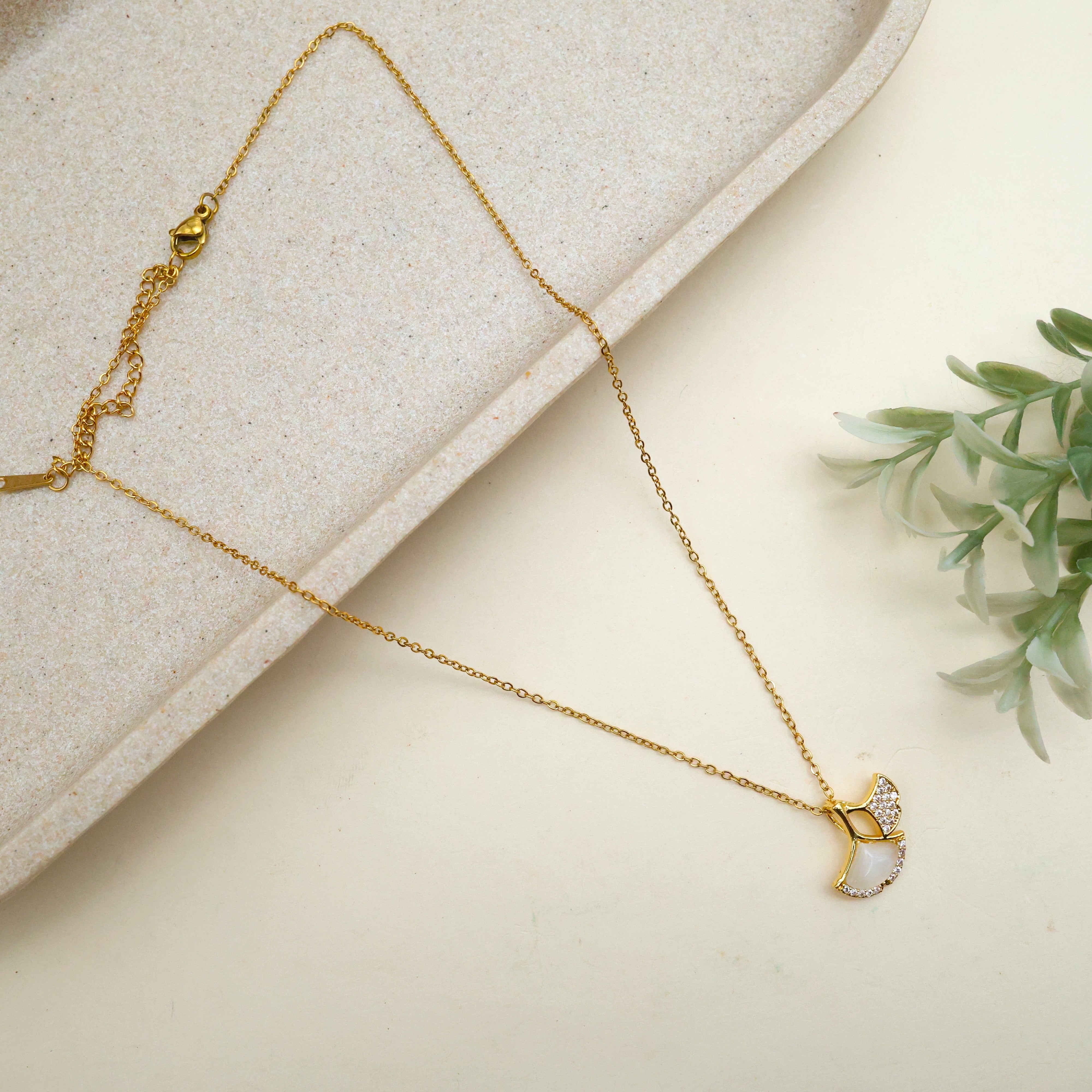 GOLD TONE ANTI TARNISH SHORT CHAIN - FLOWERS