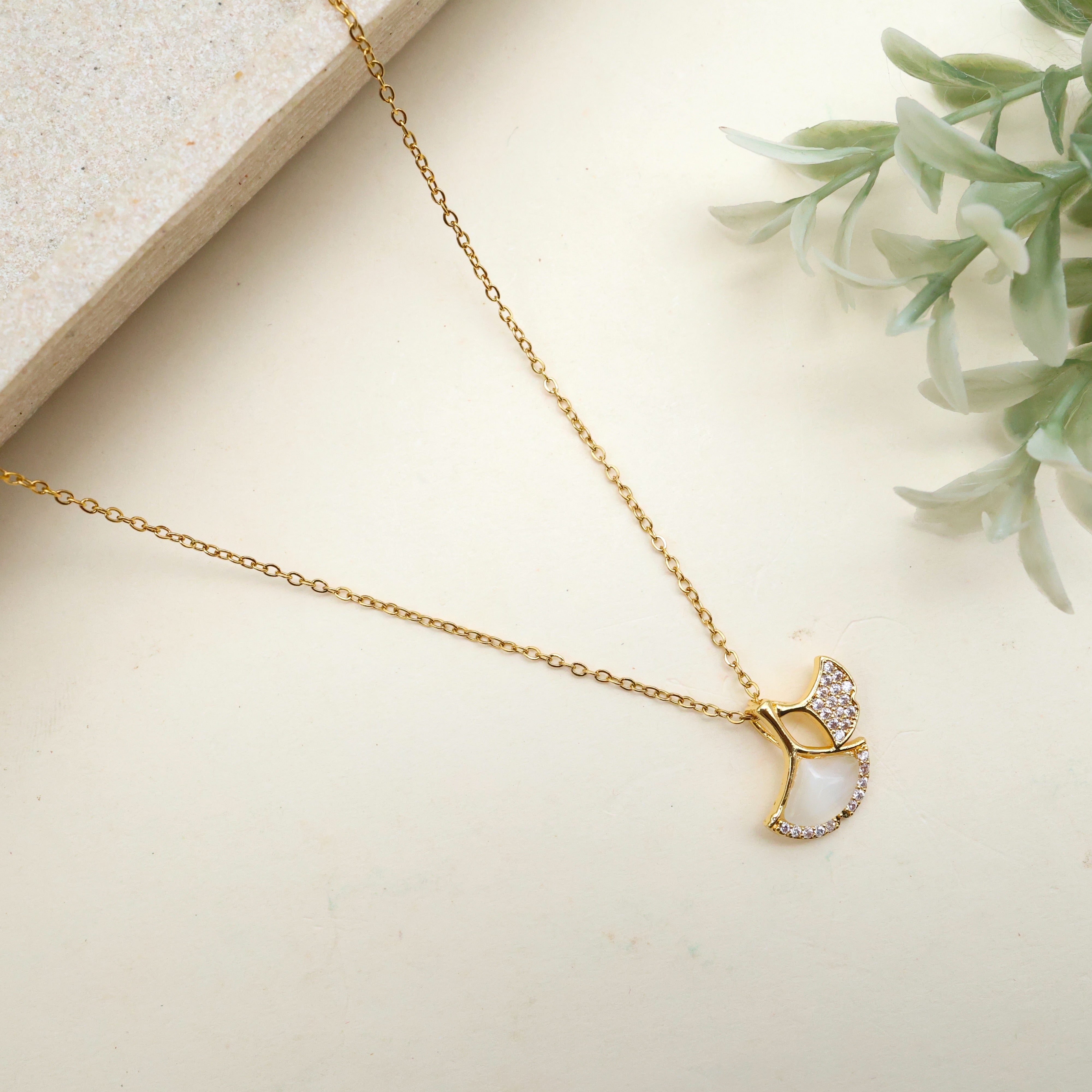 GOLD TONE ANTI TARNISH SHORT CHAIN - FLOWERS