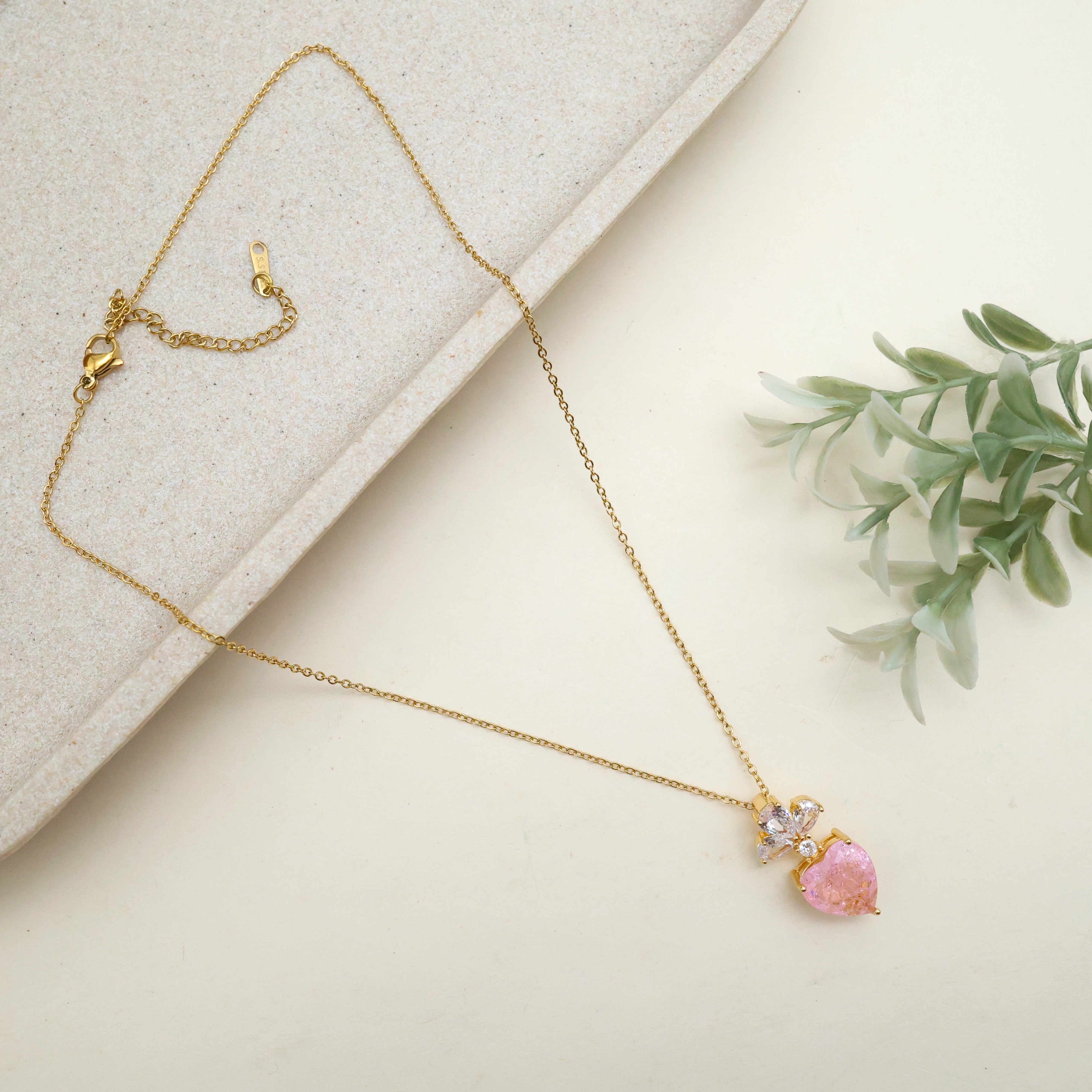 GOLD TONE ANTI TARNISH SHORT CHAIN - PINK HEART