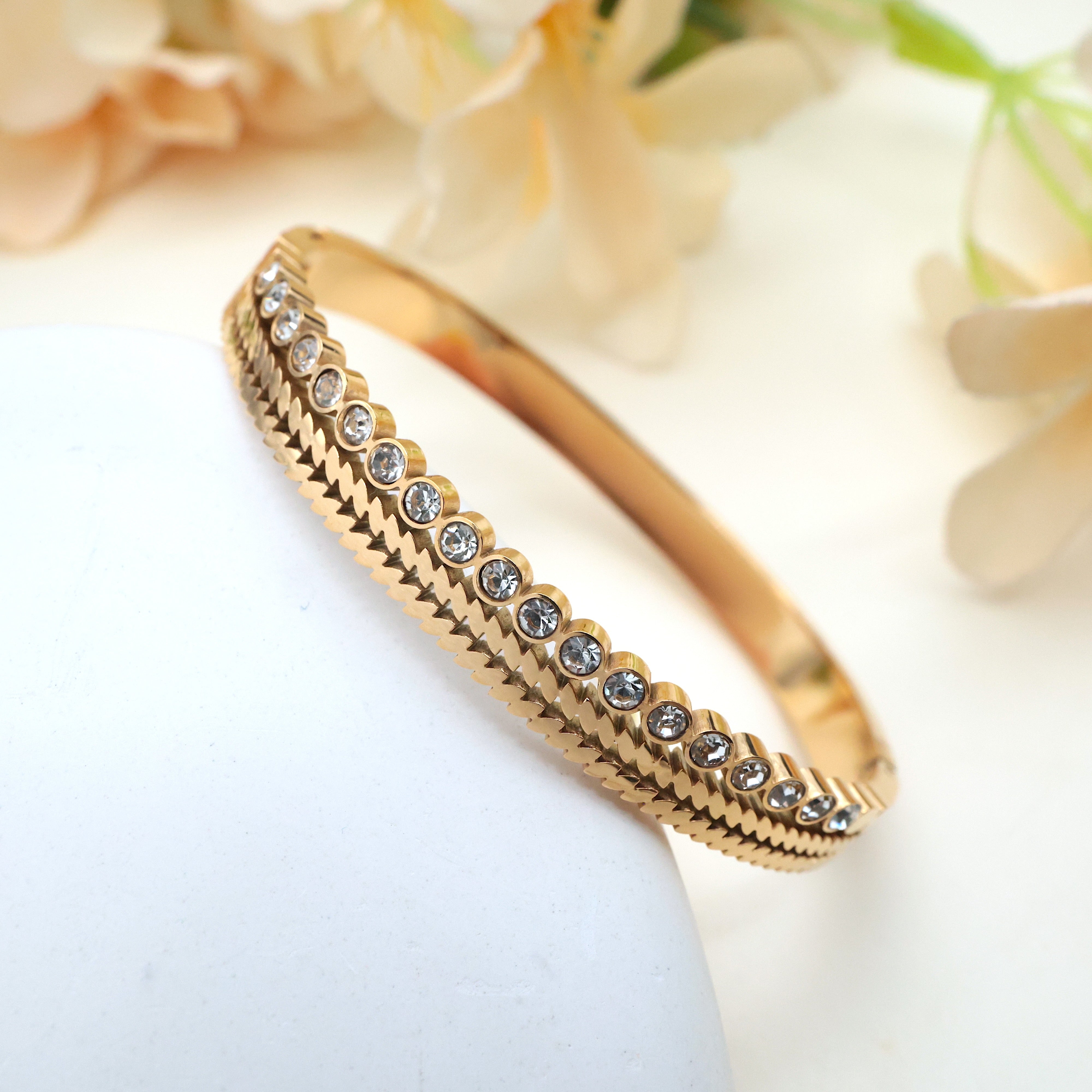 GOLD TONE ANTI TARNISH BRACELET FOR WOMEN - Crown