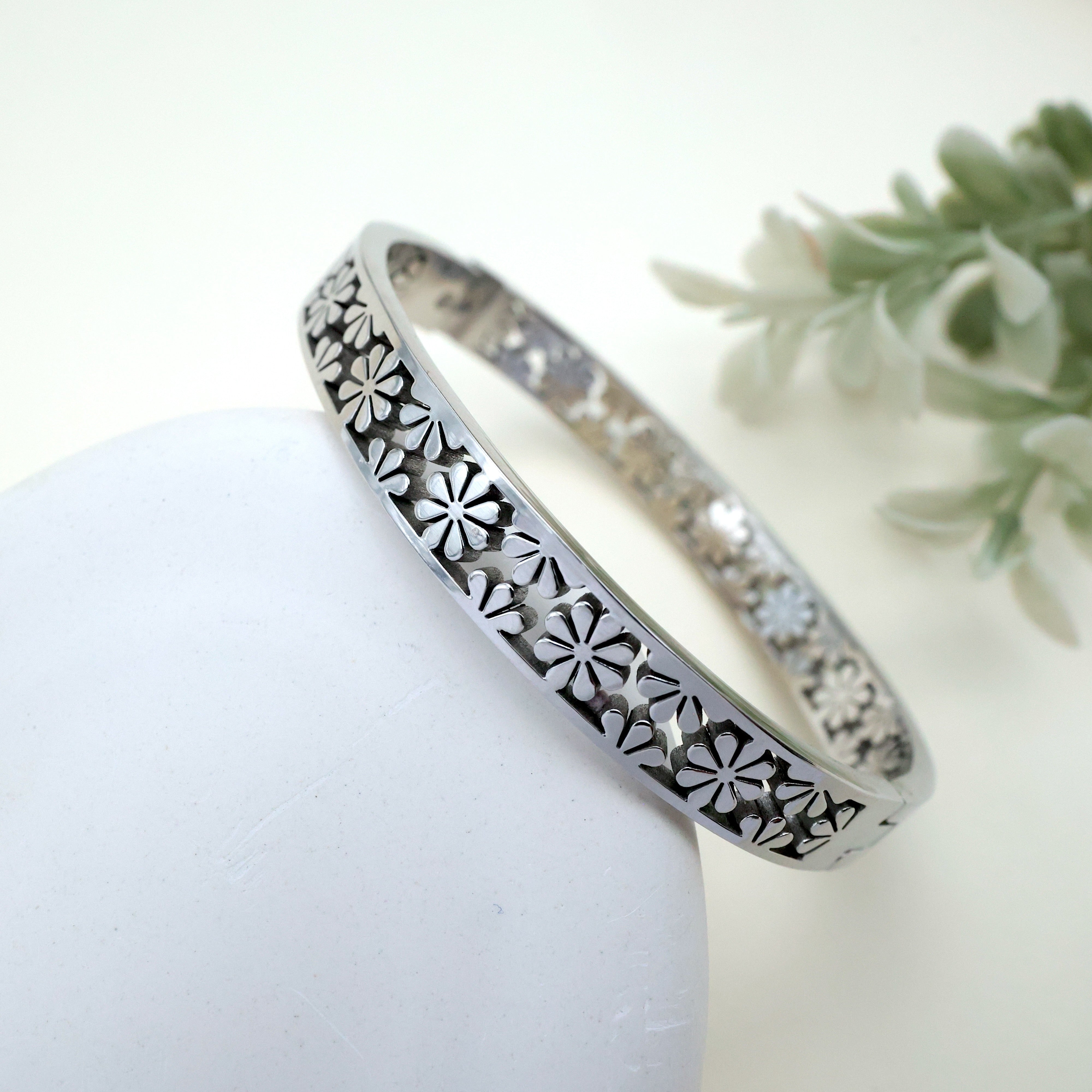 Silver TONE ANTI TARNISH BRACELET FOR WOMEN - Flowers