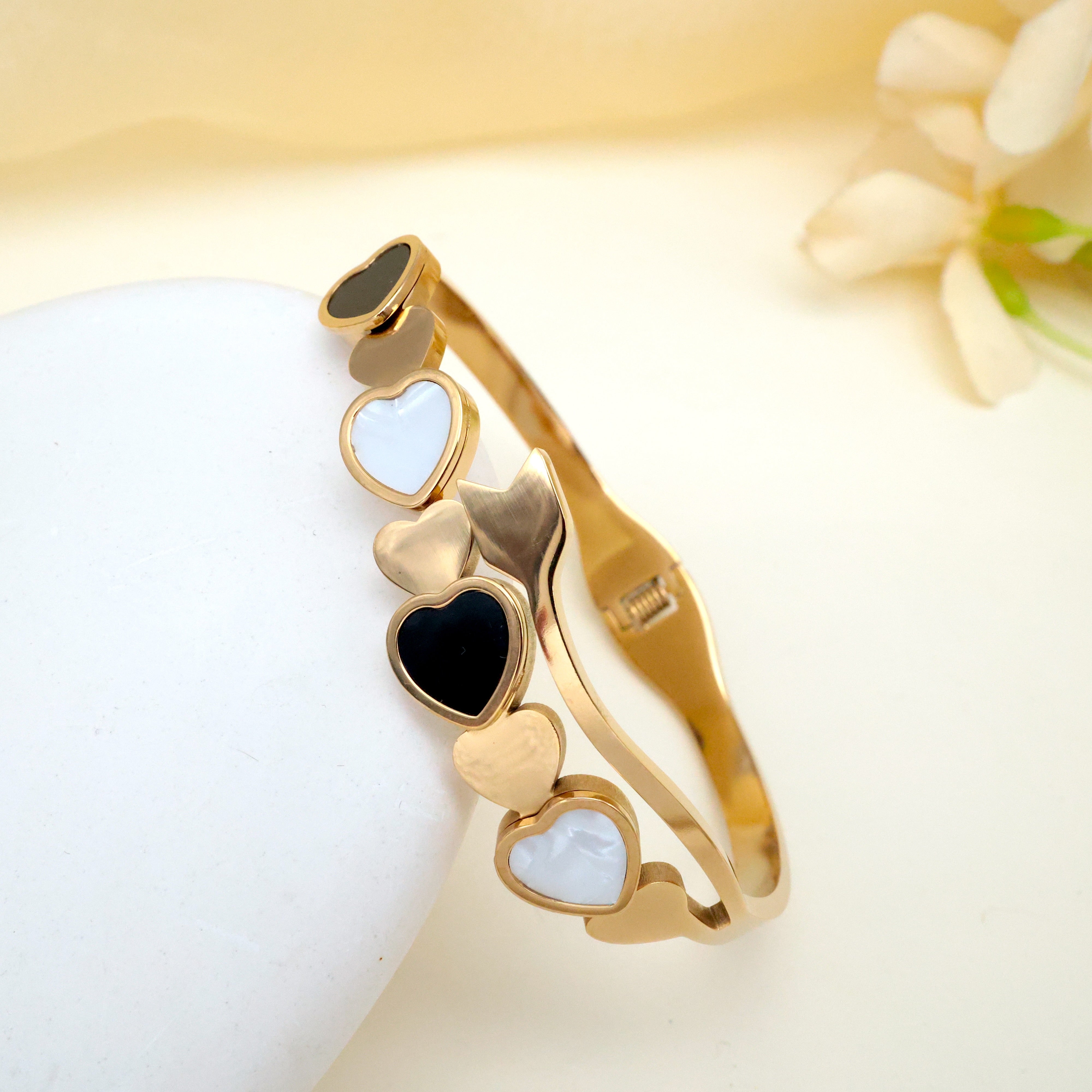 GOLD TONE ANTI TARNISH BRACELET FOR WOMEN - Multi Hearts