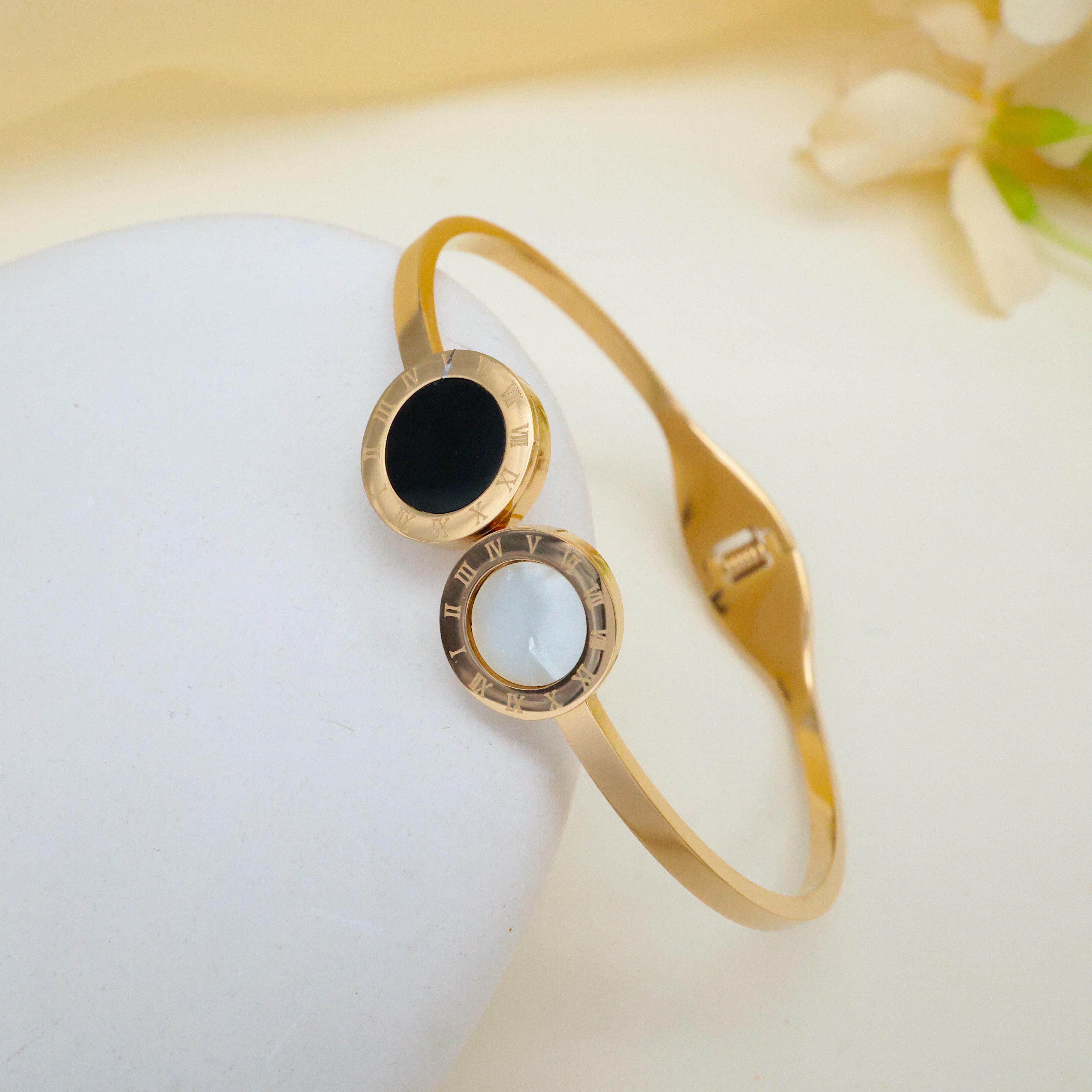 GOLD TONE ANTI TARNISH BRACELET FOR WOMEN - BLACK & WHITE CIRCLES