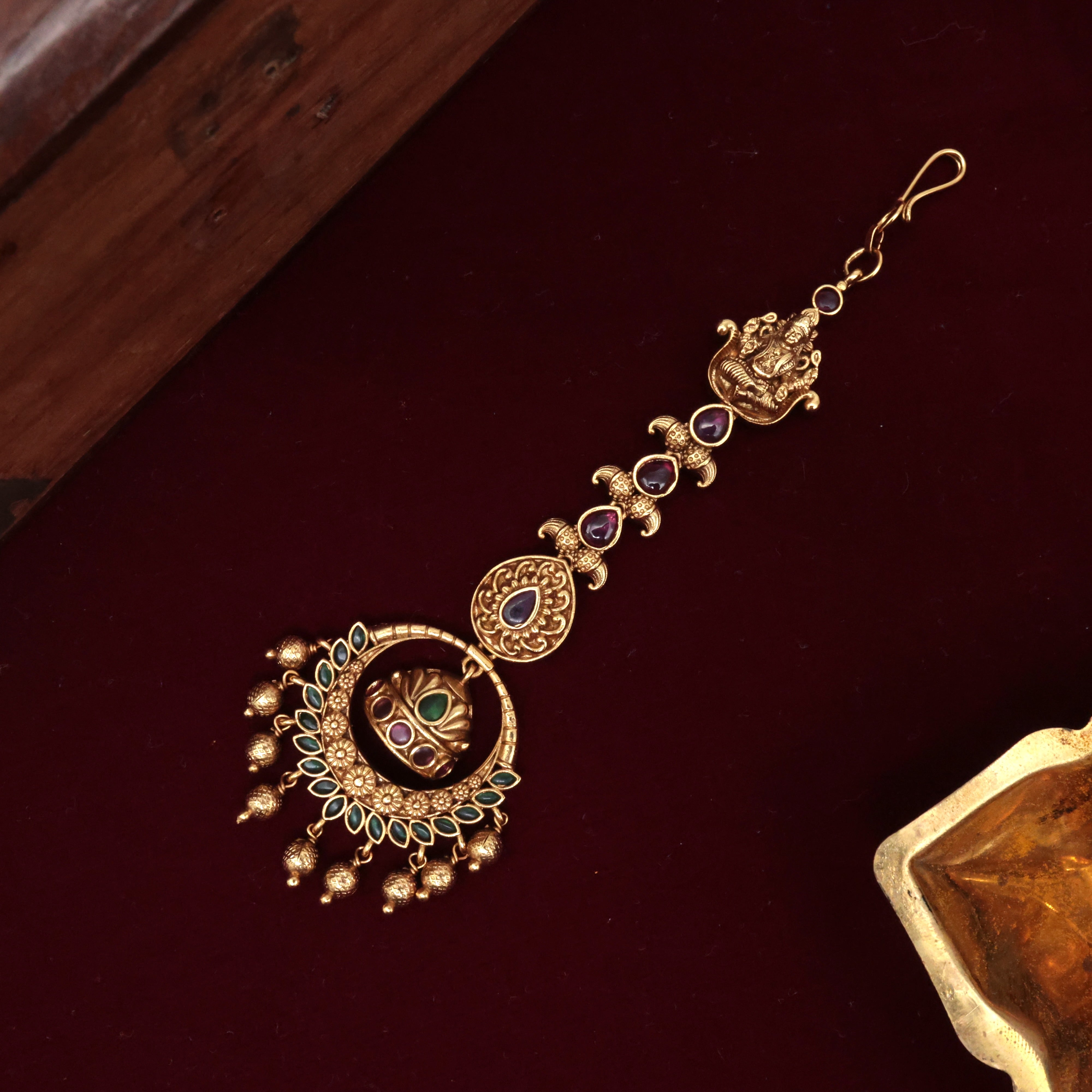 Small Lakshmi Kemp Chaand Bridal Maang Tikka / Nethichutti