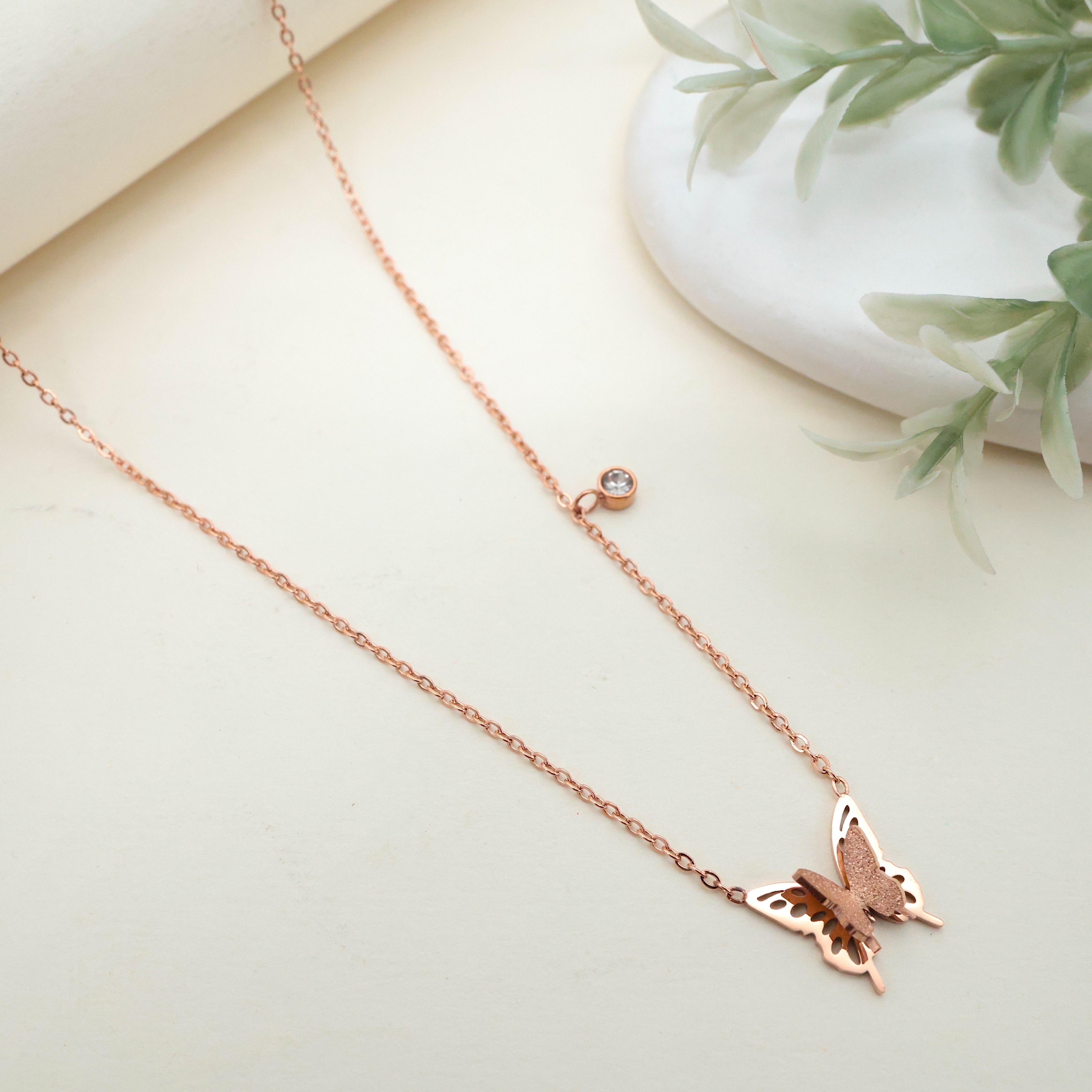 ROSE GOLD TONE ANTI TARNISH SHORT CHAIN - FLUTTERING BUTTERFLY