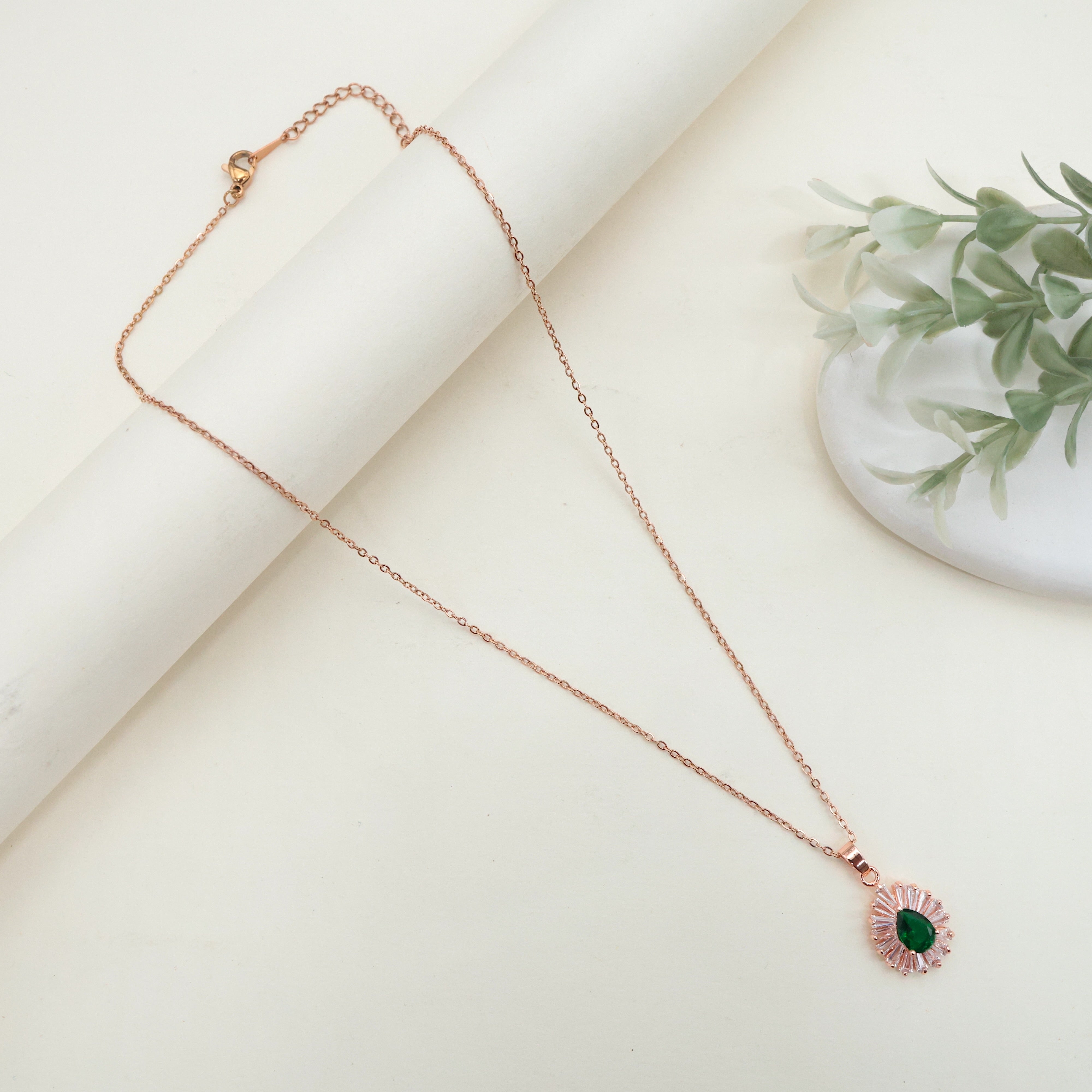 ROSE GOLD TONE ANTI TARNISH SHORT CHAIN - EMERALD STONE FLOWER