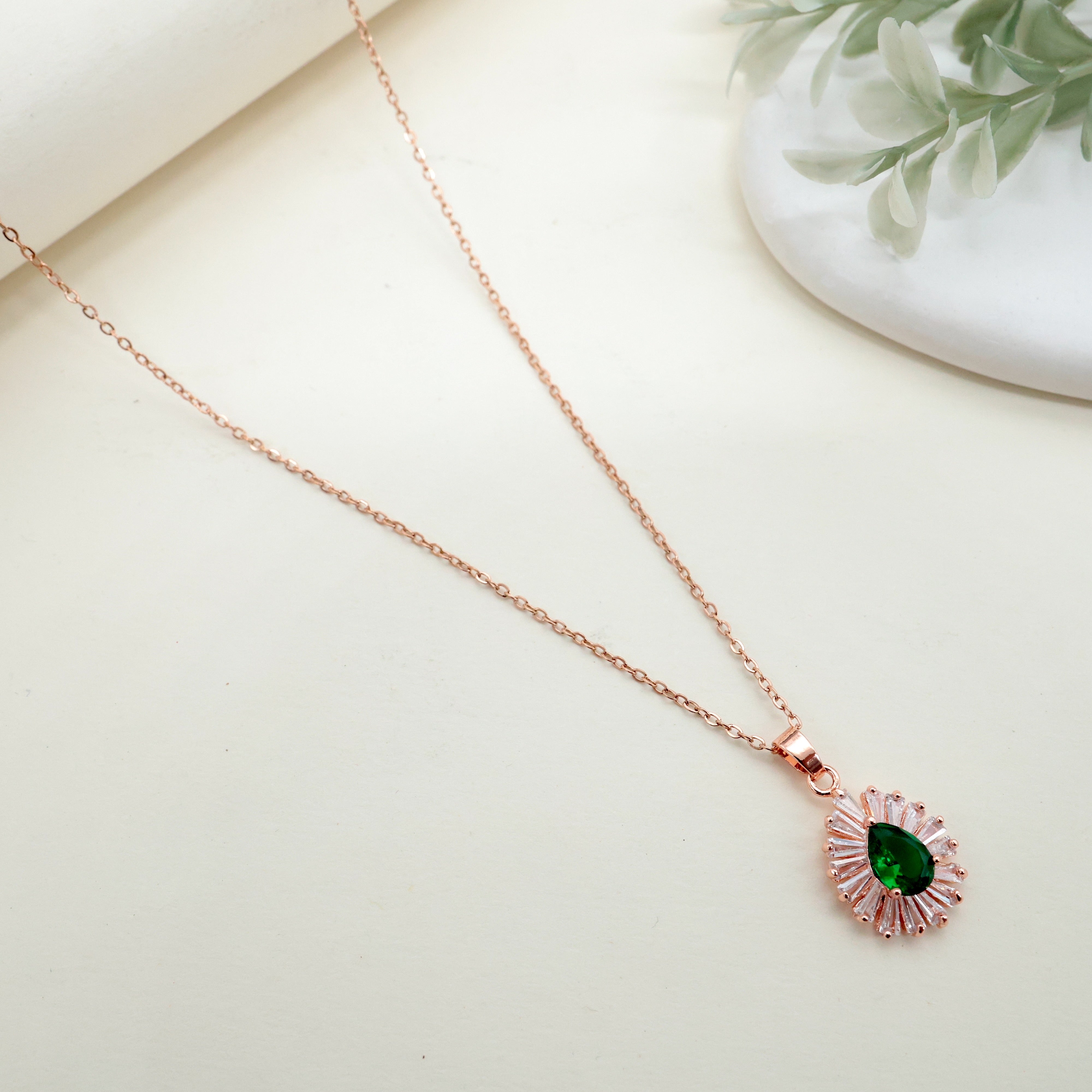ROSE GOLD TONE ANTI TARNISH SHORT CHAIN - EMERALD STONE FLOWER
