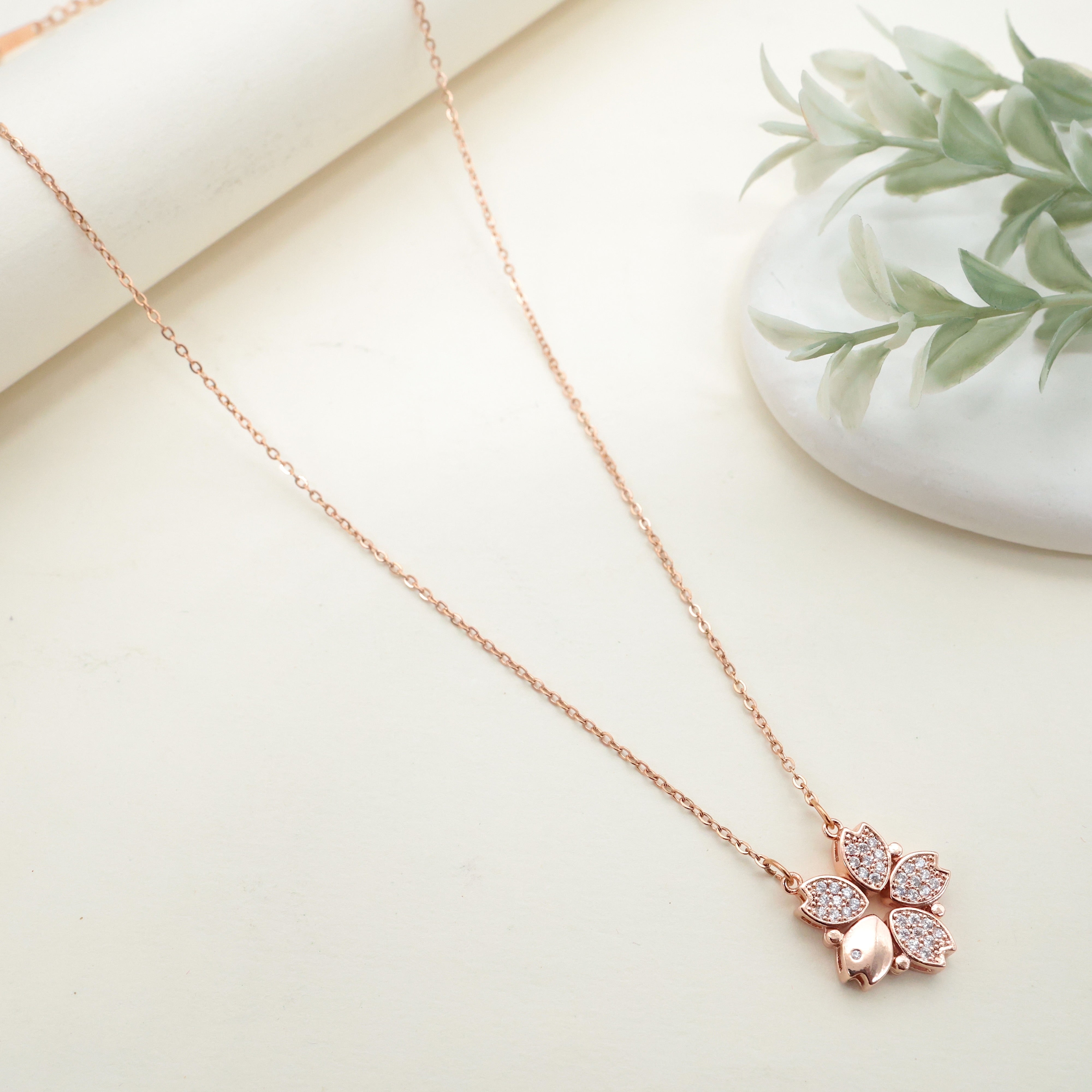ROSE GOLD TONE ANTI TARNISH SHORT CHAIN - OPEN CLOSE MAGNETIC FLOWER