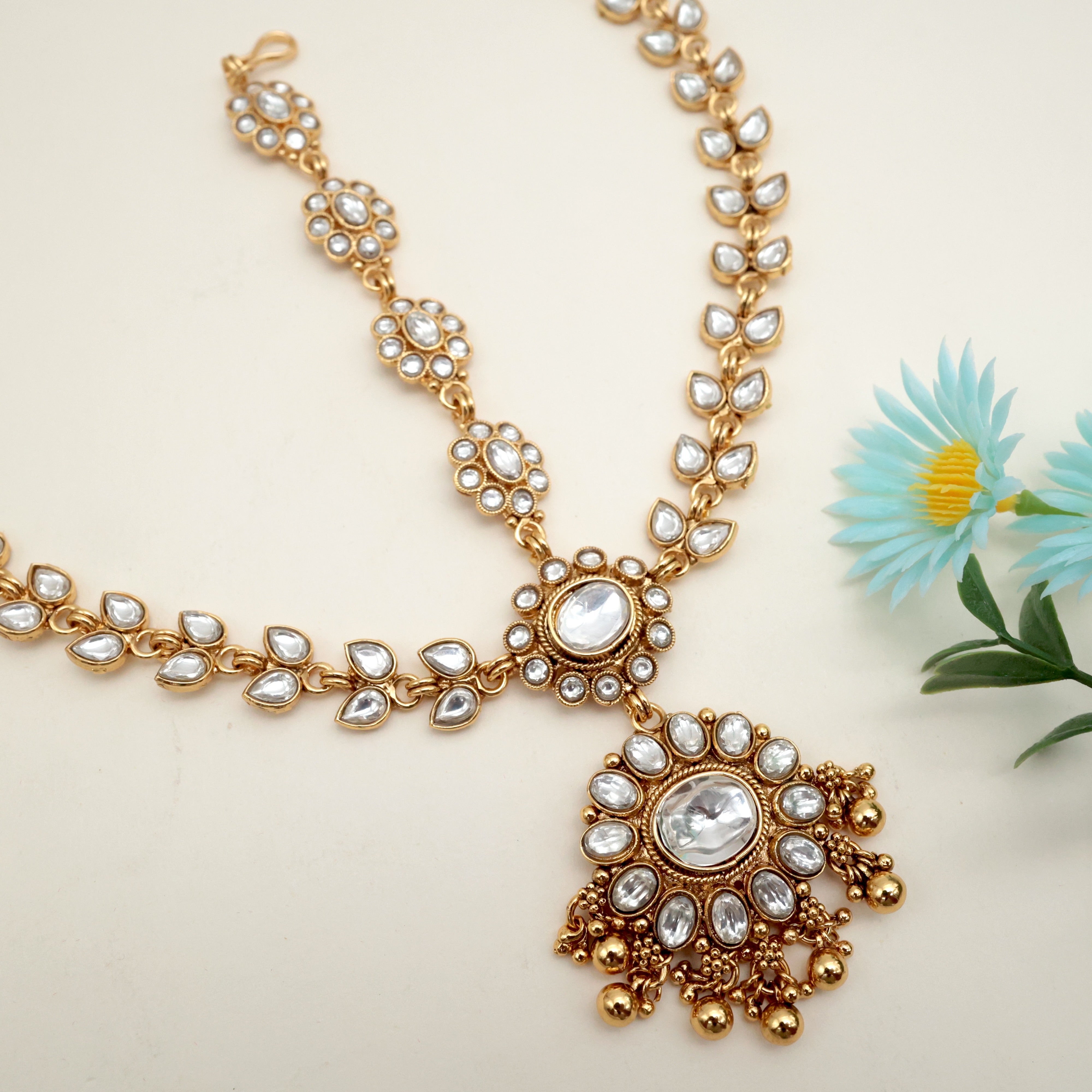 Antique Premium Kemp Leaf Flower Bridal Daamini / Full Nethichutti - White