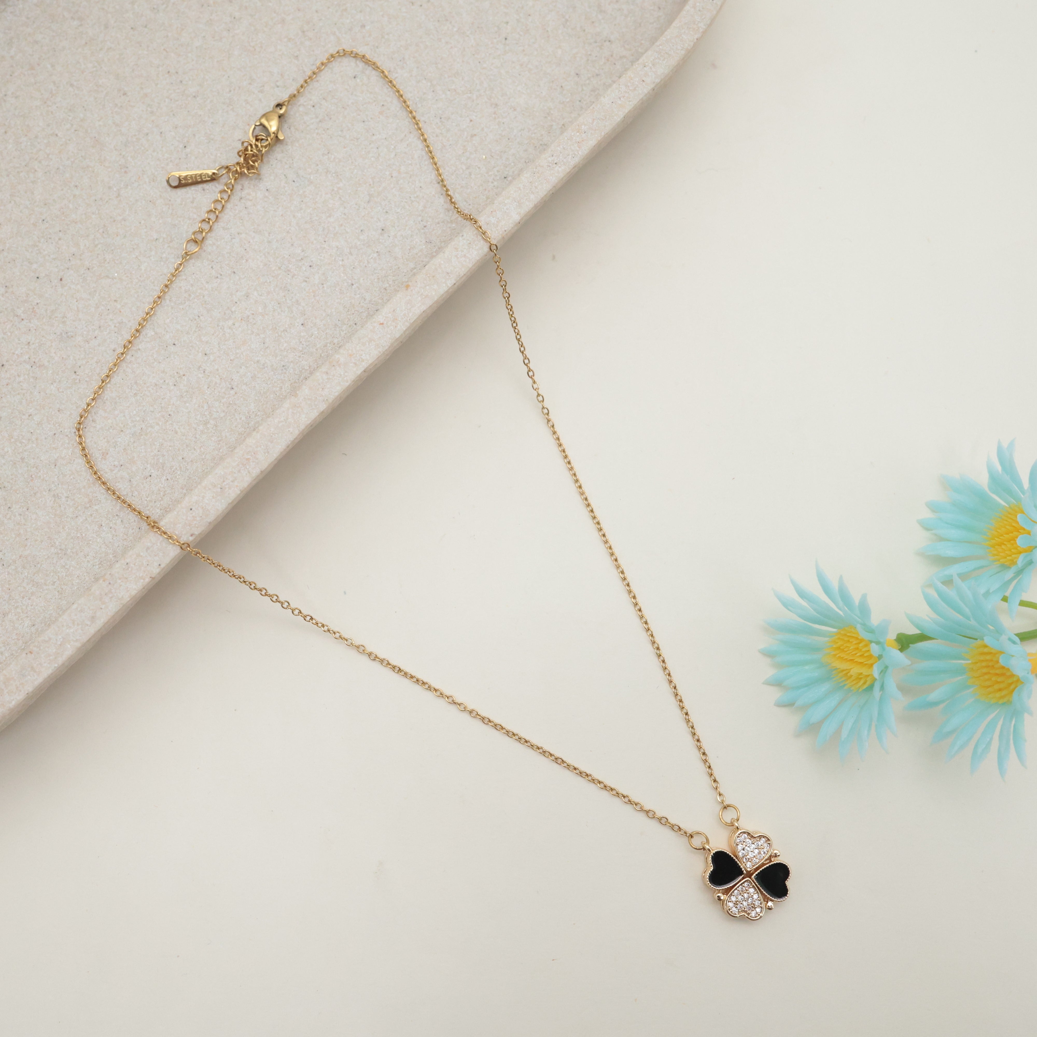 GOLD TONE ANTI TARNISH SHORT CHAIN - TWO IN ONE MAGNETIC BLACK STONE HEARTS