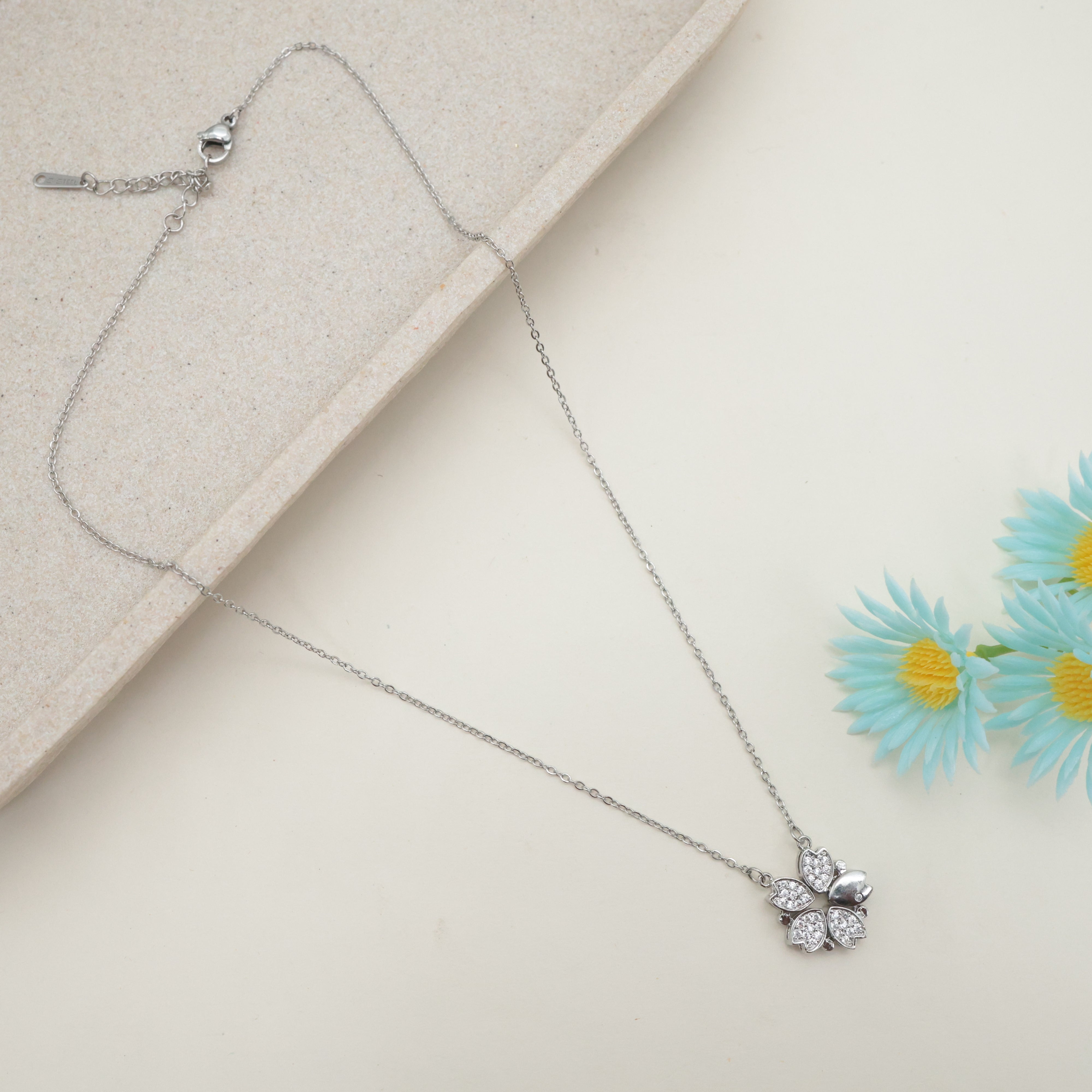 SILVER TONE ANTI TARNISH SHORT CHAIN - TWO IN ONE MAGNETIC 5 PETALS FLOWER