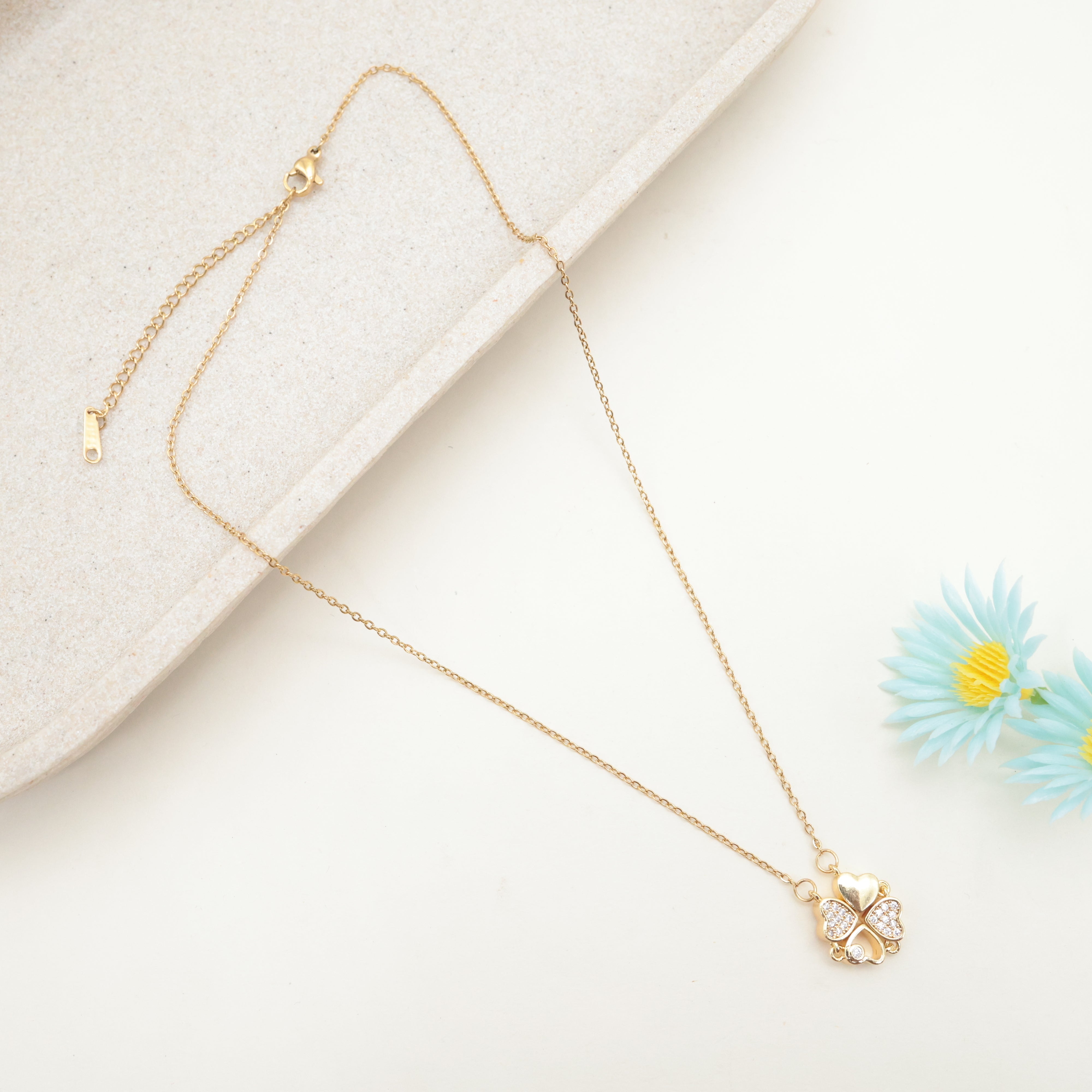 GOLD TONE ANTI TARNISH SHORT CHAIN - TWO IN ONE MAGNETIC HEART FLOWER