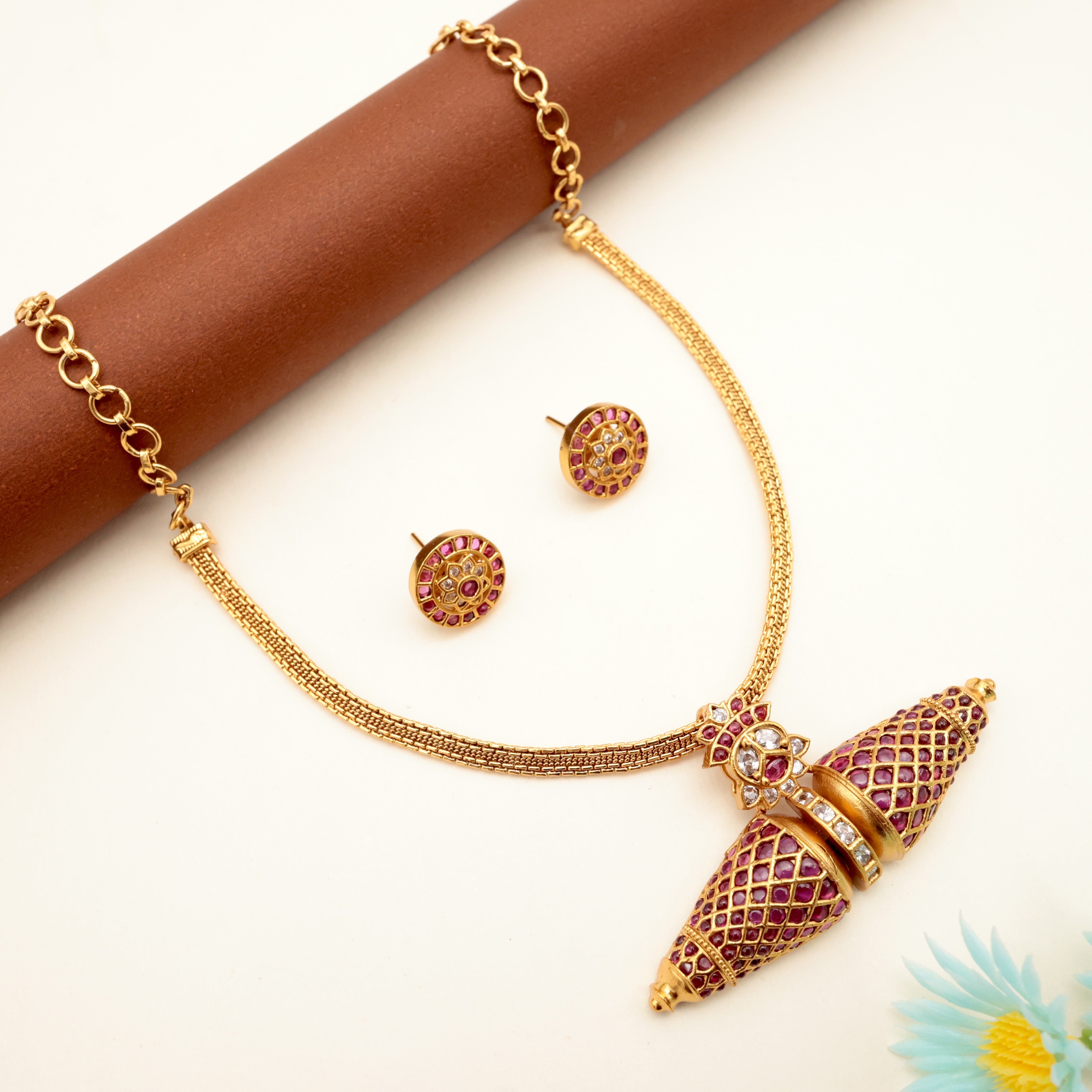 Antique Gold Premium Kemp Contemporary Bullet Pendant Chain Set