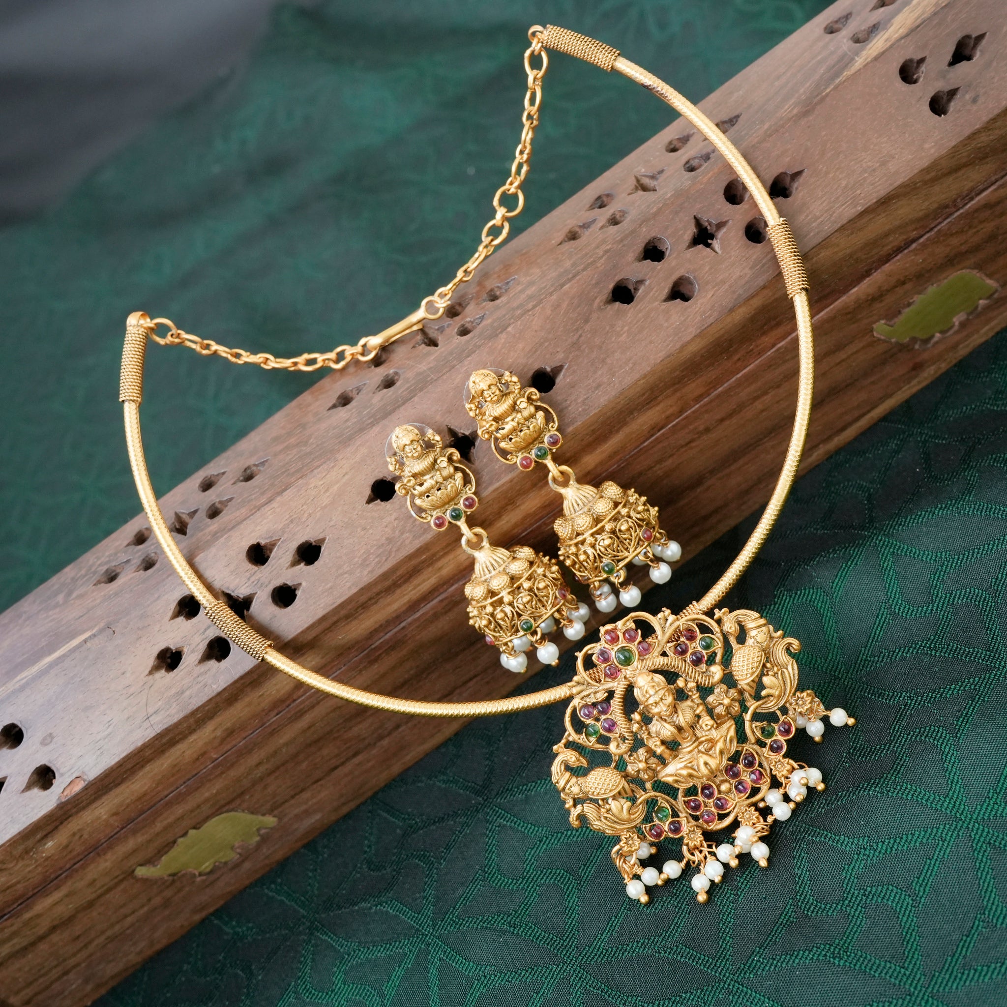 Budget Friendly Matte Finish Kemp Mayuri Lakshmi Hasli Necklace Set - 006