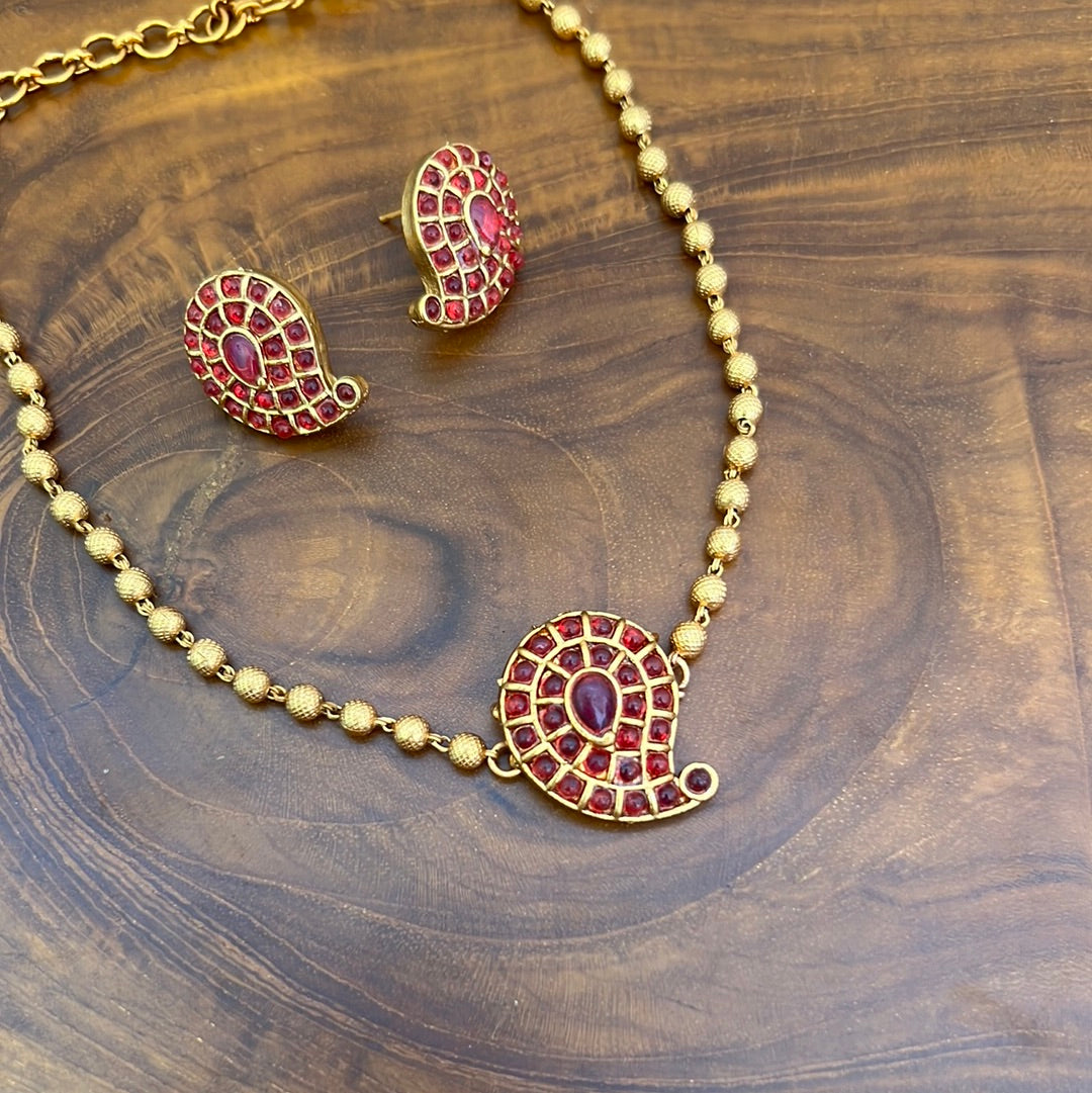 Budget Friendly Kemp Paisley Pendant Short Mani Mala With Earrings - Red - Latest Hotseller