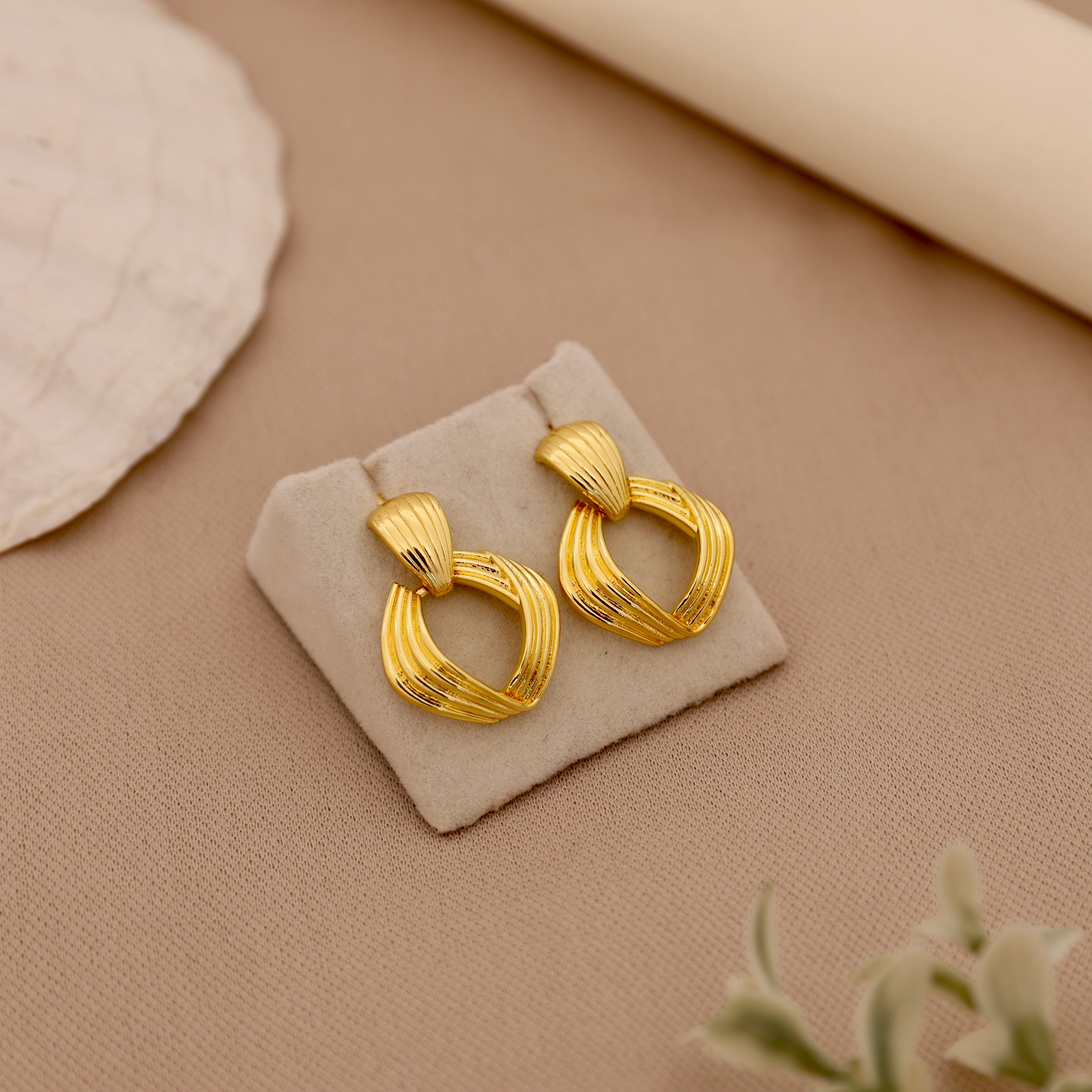 ￼ANTI-TARNISH GOLD TONE EARRINGS - KNOT