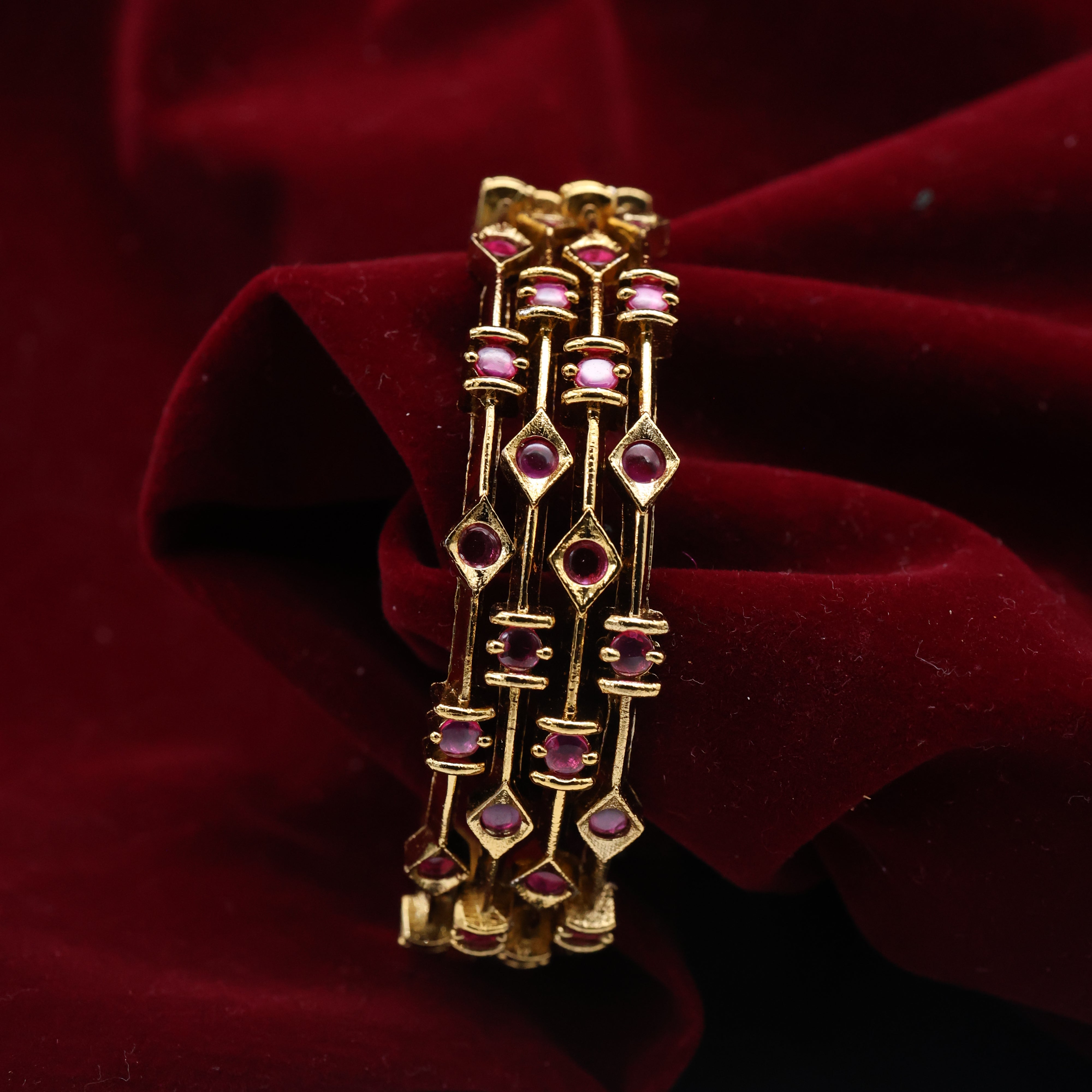 Antique Premium Kemp Diamonds & Circles Set of 4 Sleek Bangles