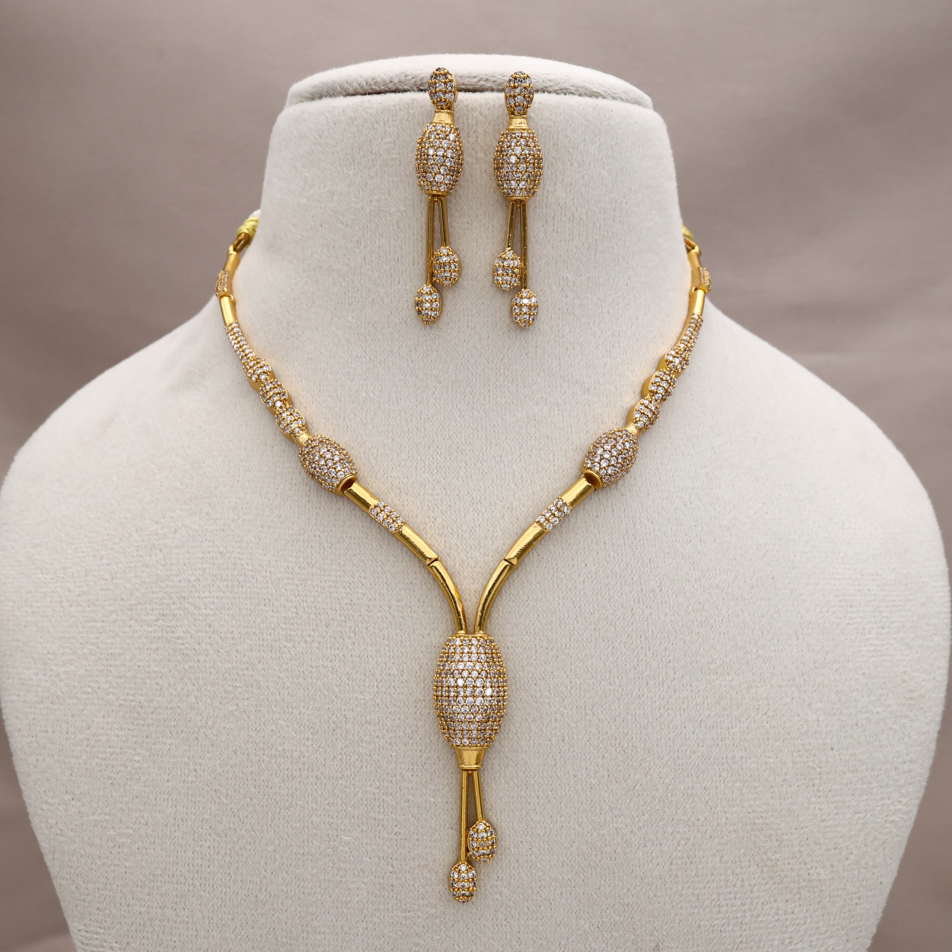 Gold Diamond Look Knot Necklace Set