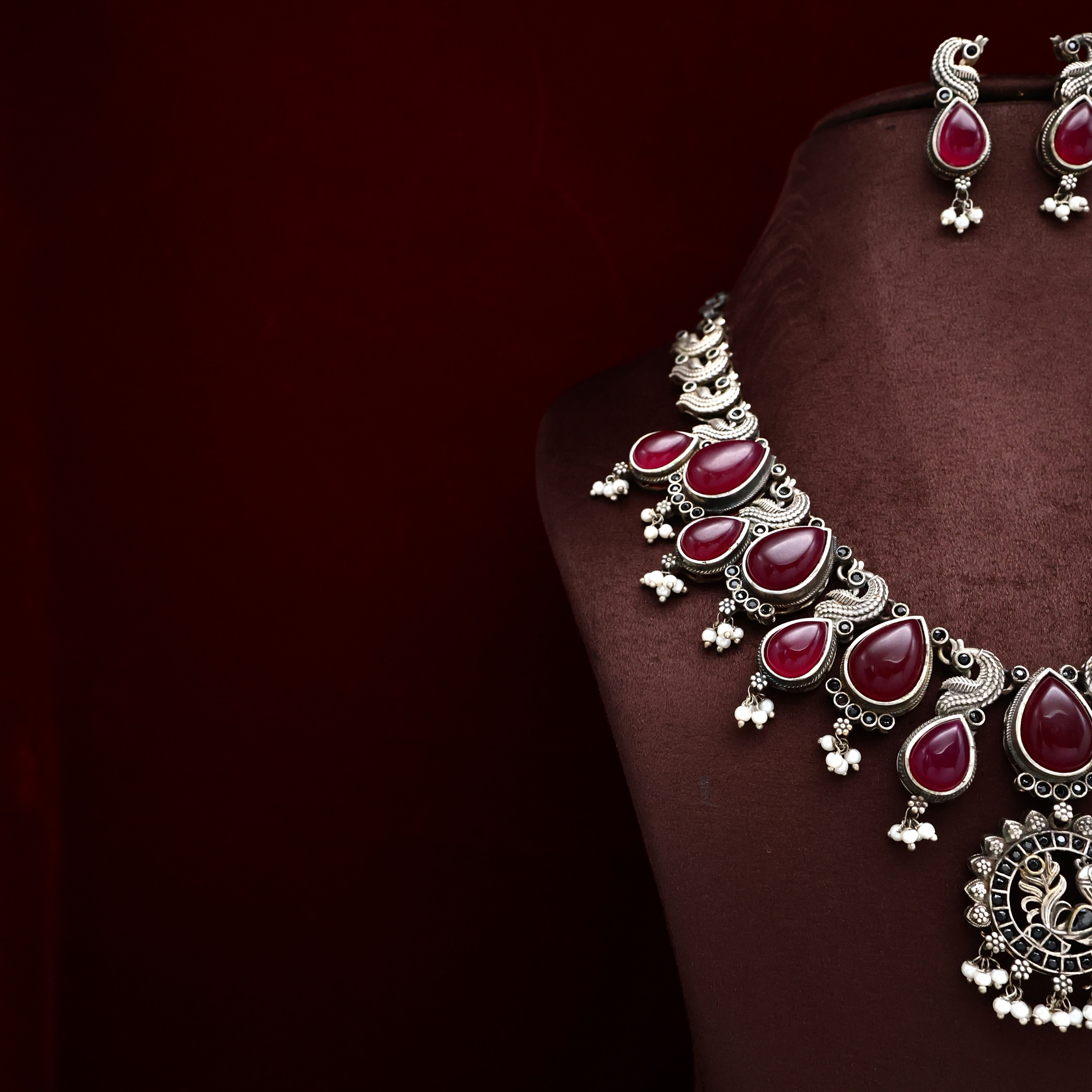 ANTIQUE SILVER LOOK ALIKE MAYURI NECKLACE ET - RED