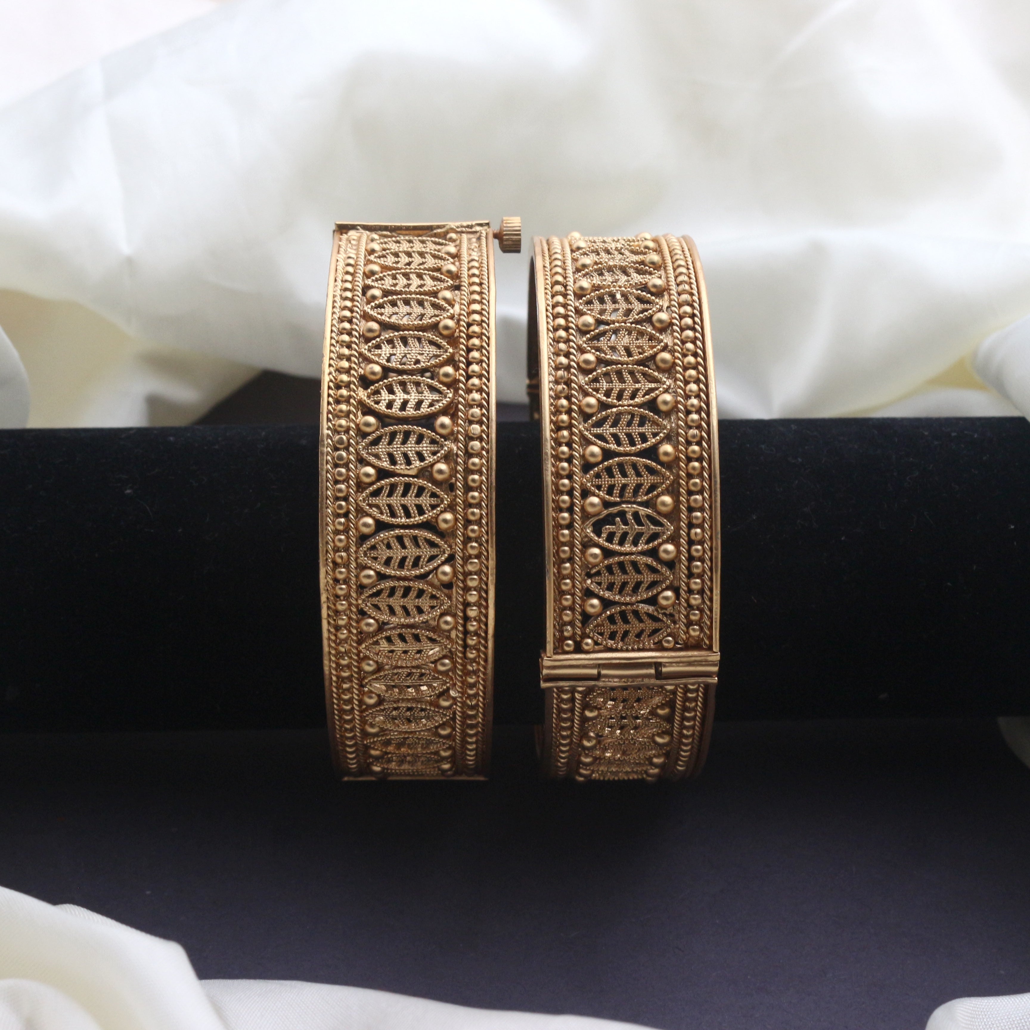 Premium Rajwadi Polish Leaf Cutwork Openable Bridal Bangles