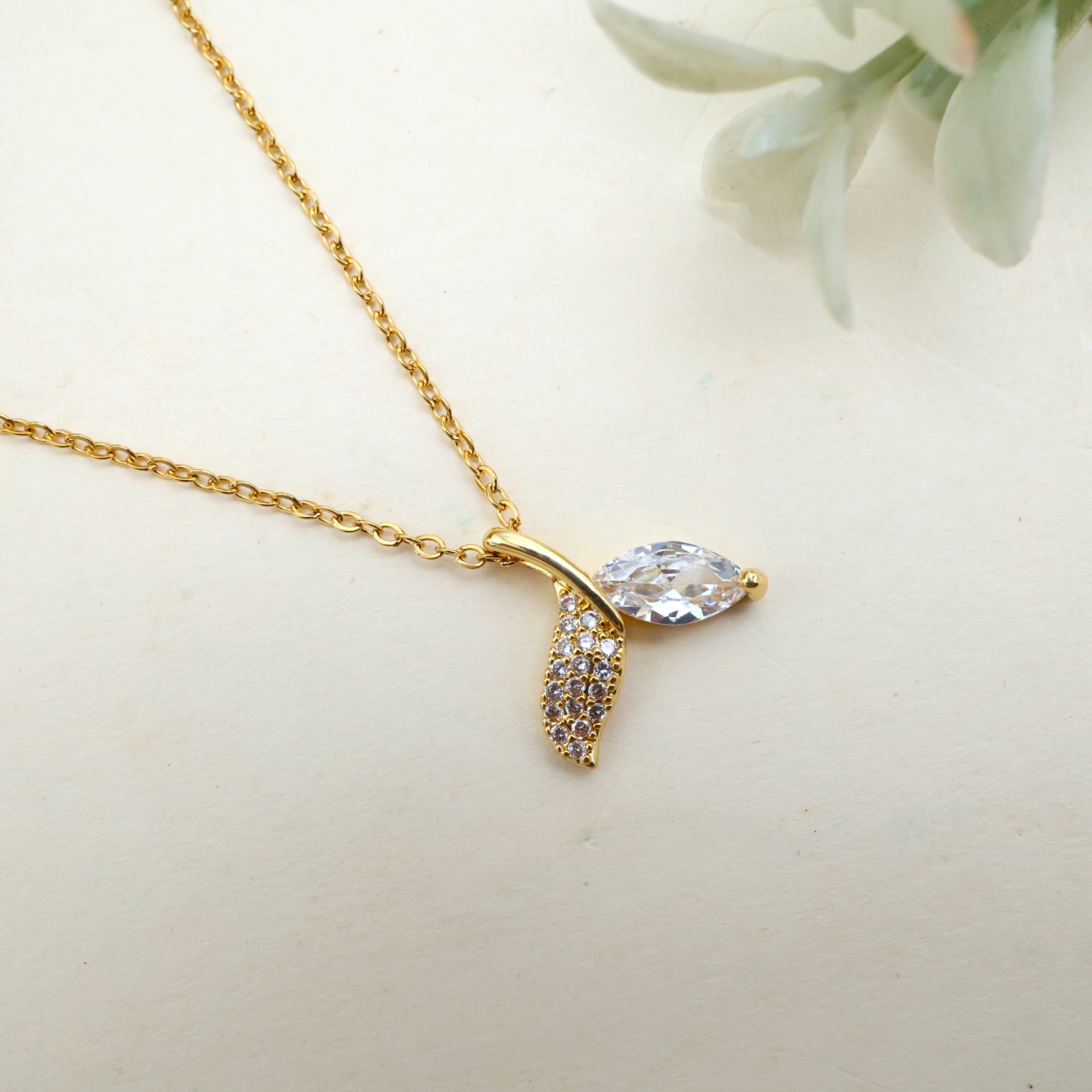 GOLD TONE ANTI TARNISH SHORT CHAIN - DOLPHIN TAIL