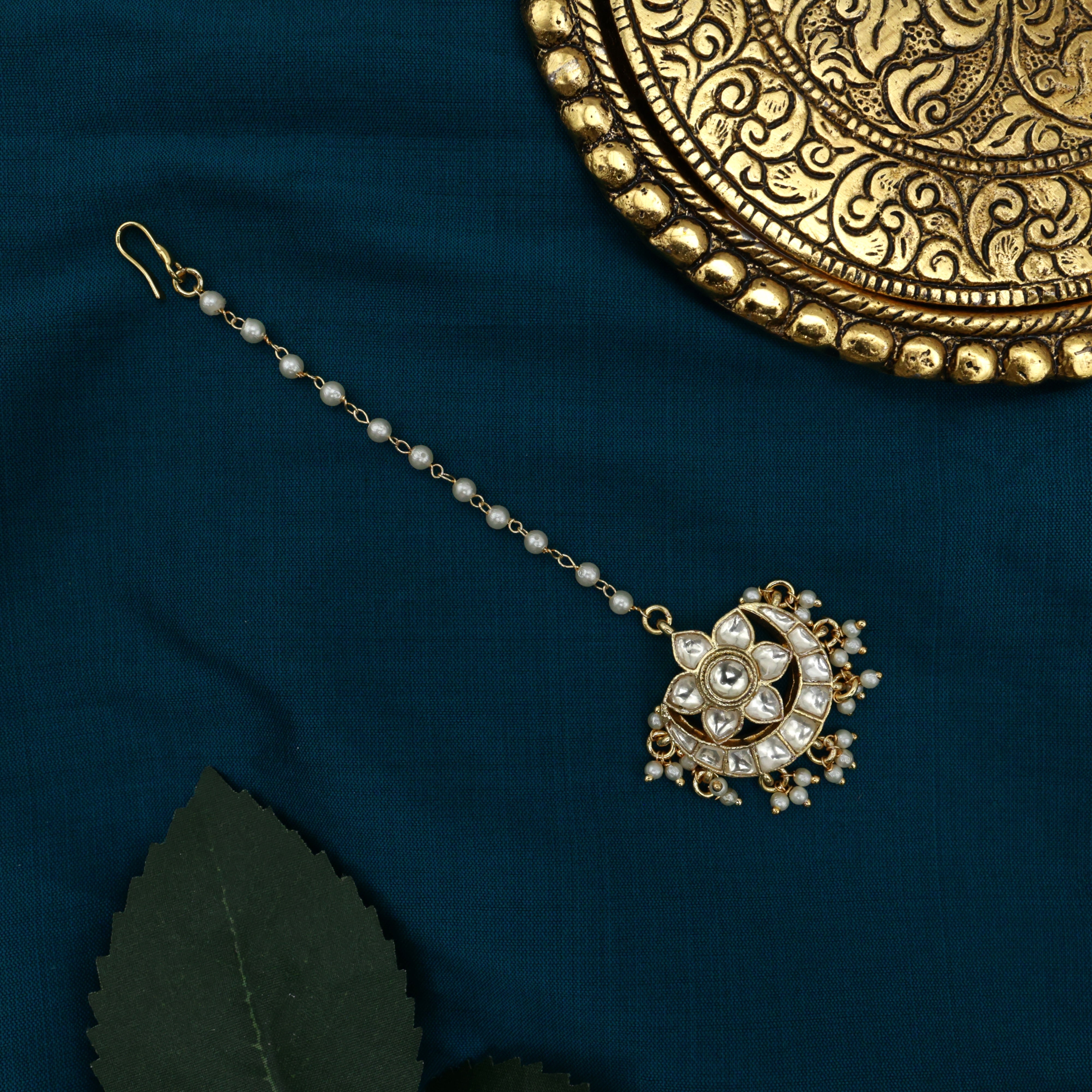 Premium Pachi Kundan Chaand Phool Single Pearl Line Bridal Maang Tikka - White