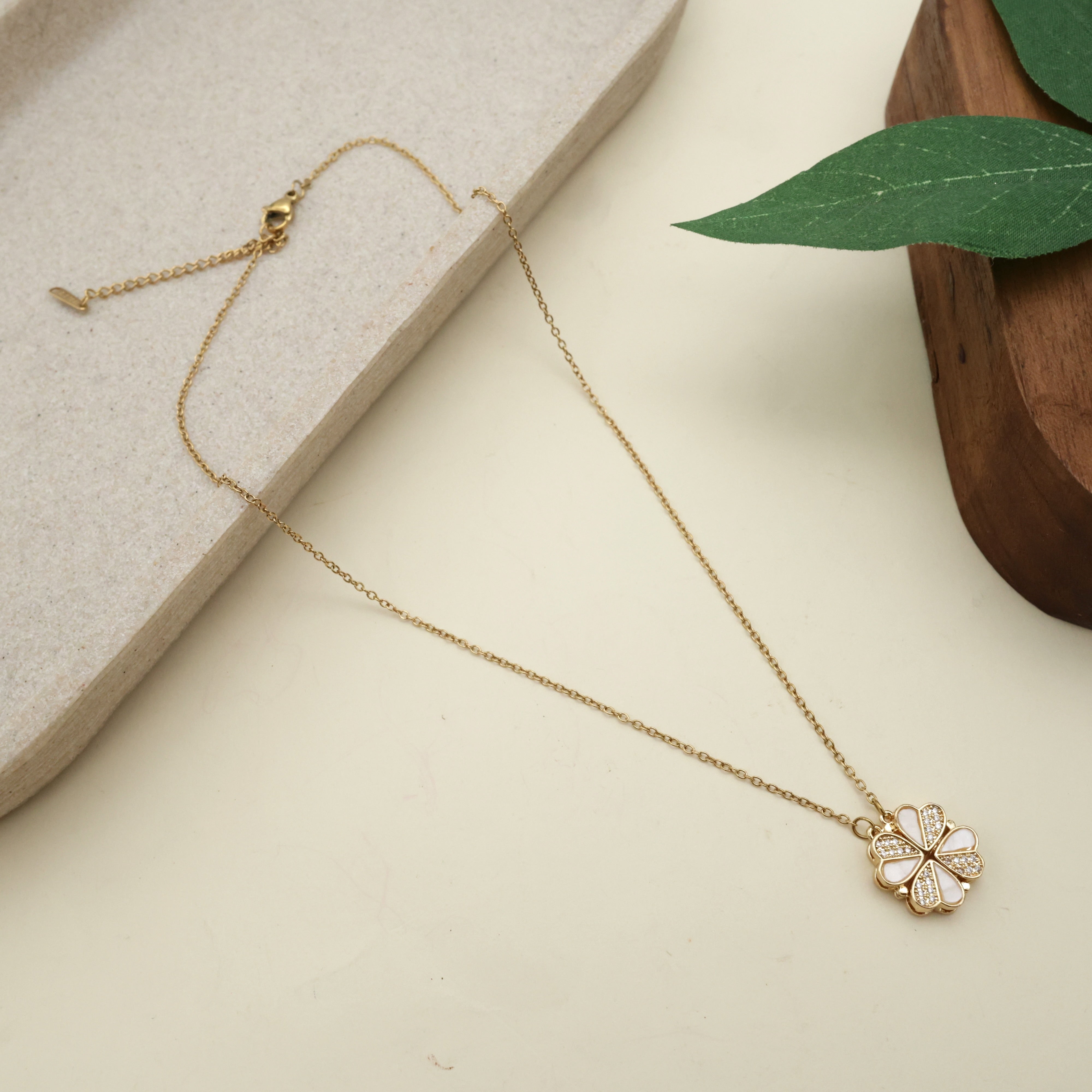 GOLD TONE ANTI TARNISH SHORT CHAIN - Magnetic White Stone Hearts