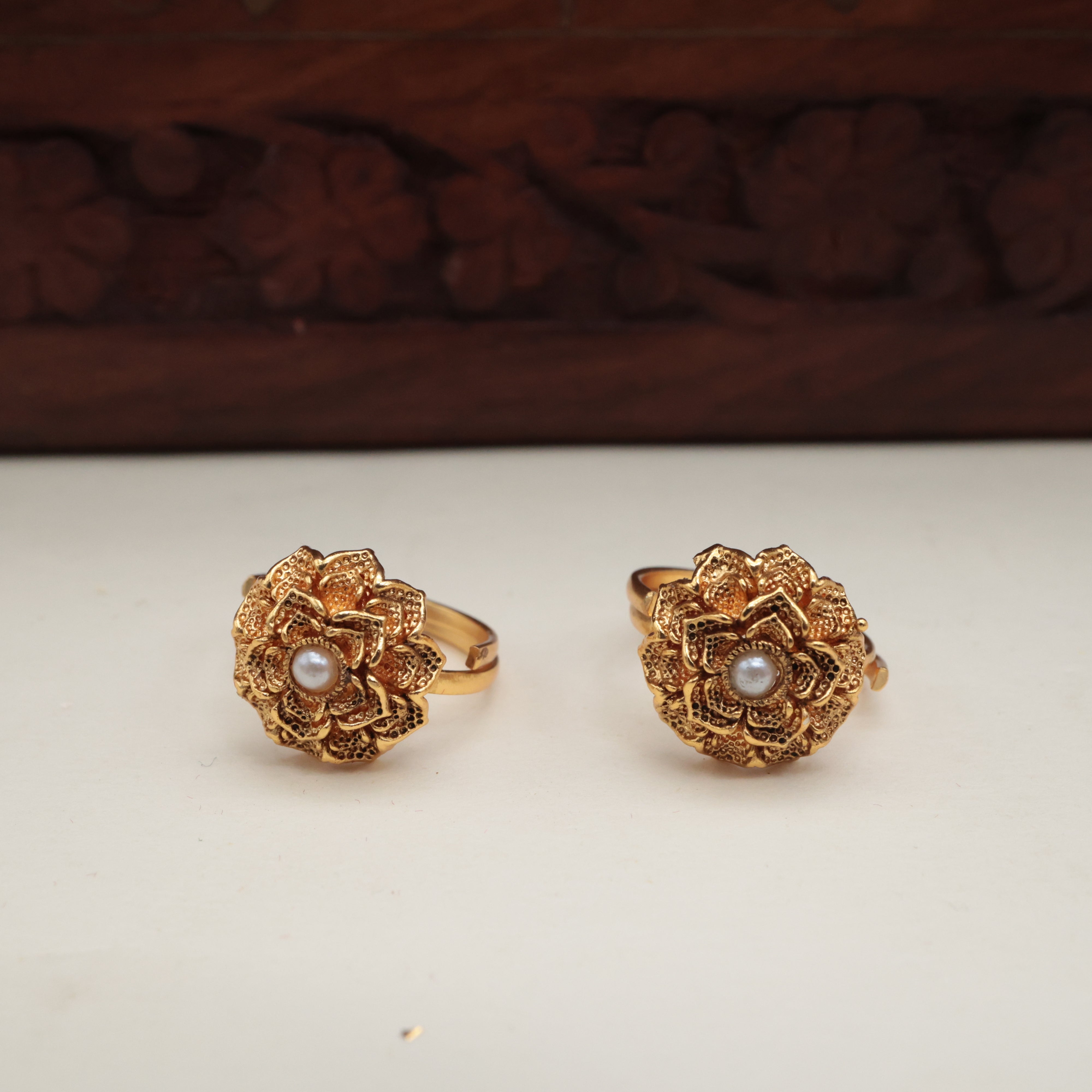 GOLD LOOK PREMIUM FLOWER TOE RINGS FOR WOMEN - TRN001