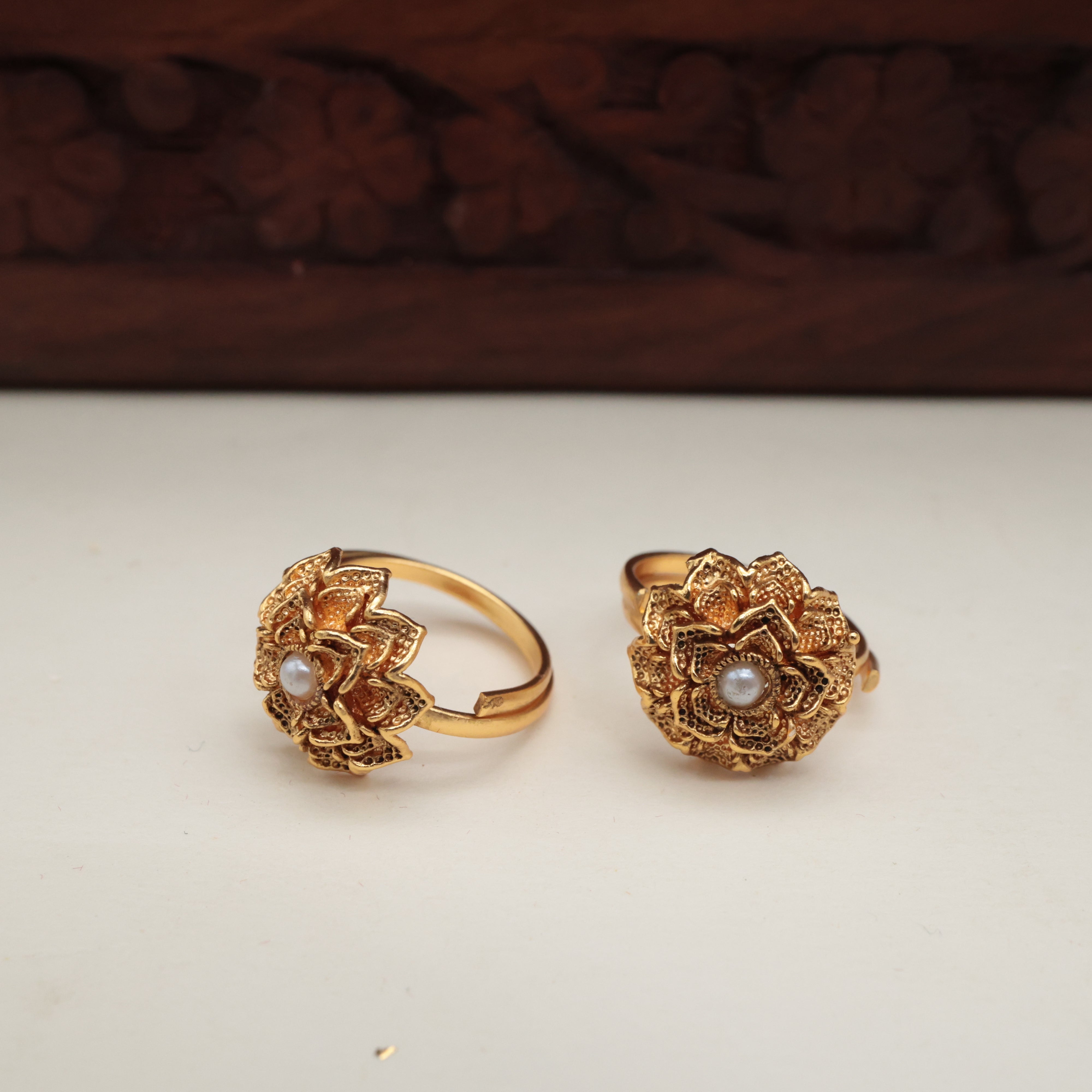 GOLD LOOK PREMIUM FLOWER TOE RINGS FOR WOMEN - TRN001