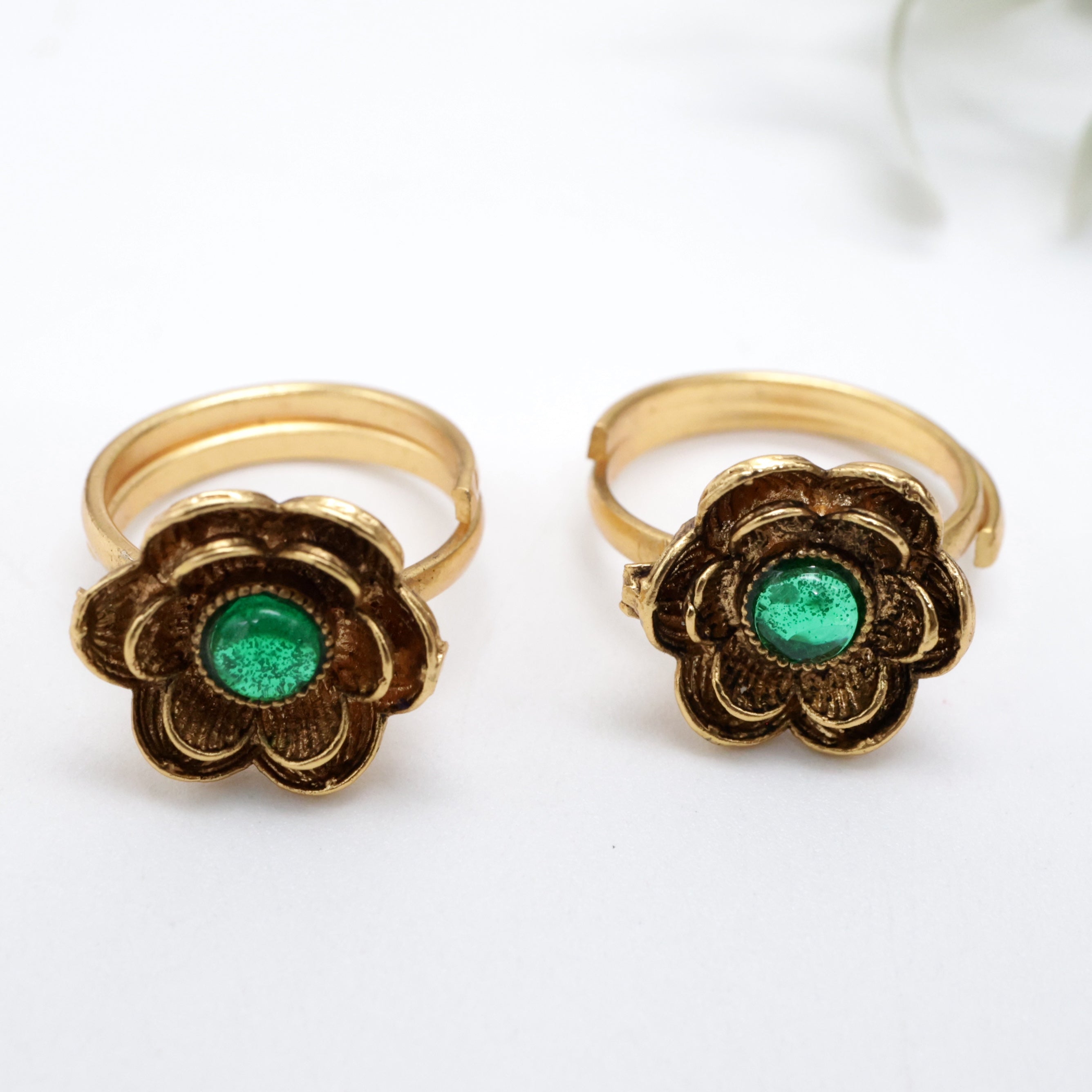 Antique Gold Flower Adjustable Toe Rings - Green