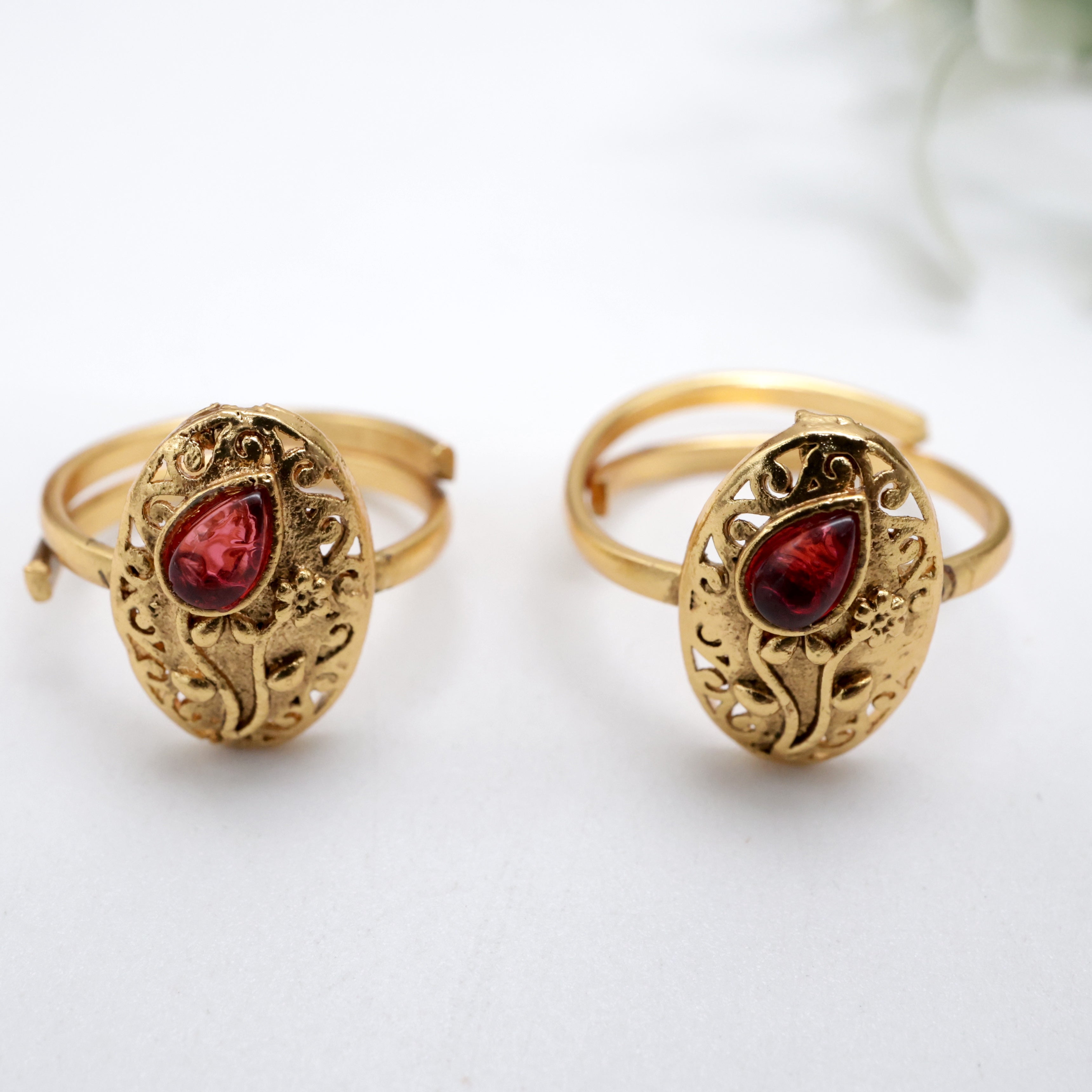 Antique Gold Paisley Adjustable Toe rings - Red