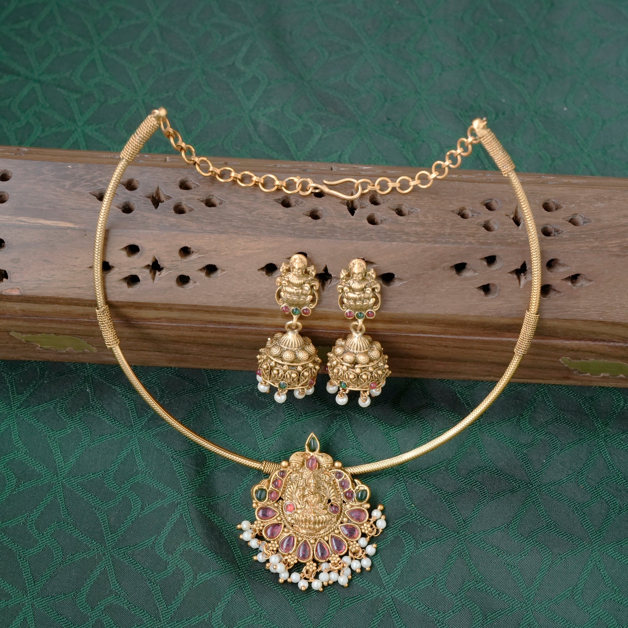 Budget Friendly Matte Finish Kemp Lakshmi Hasli Necklace Set - 001