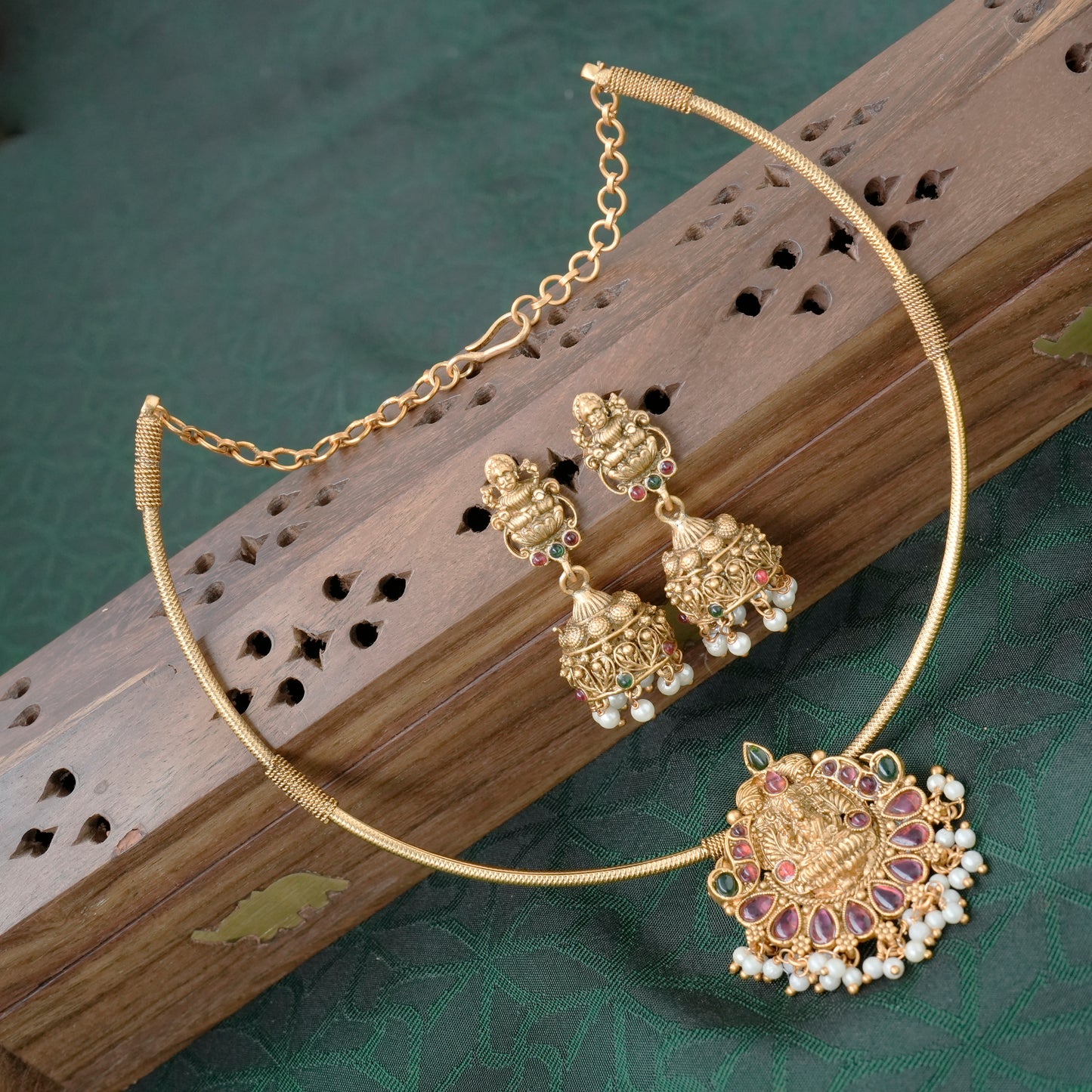 Budget Friendly Matte Finish Kemp Lakshmi Hasli Necklace Set - 001