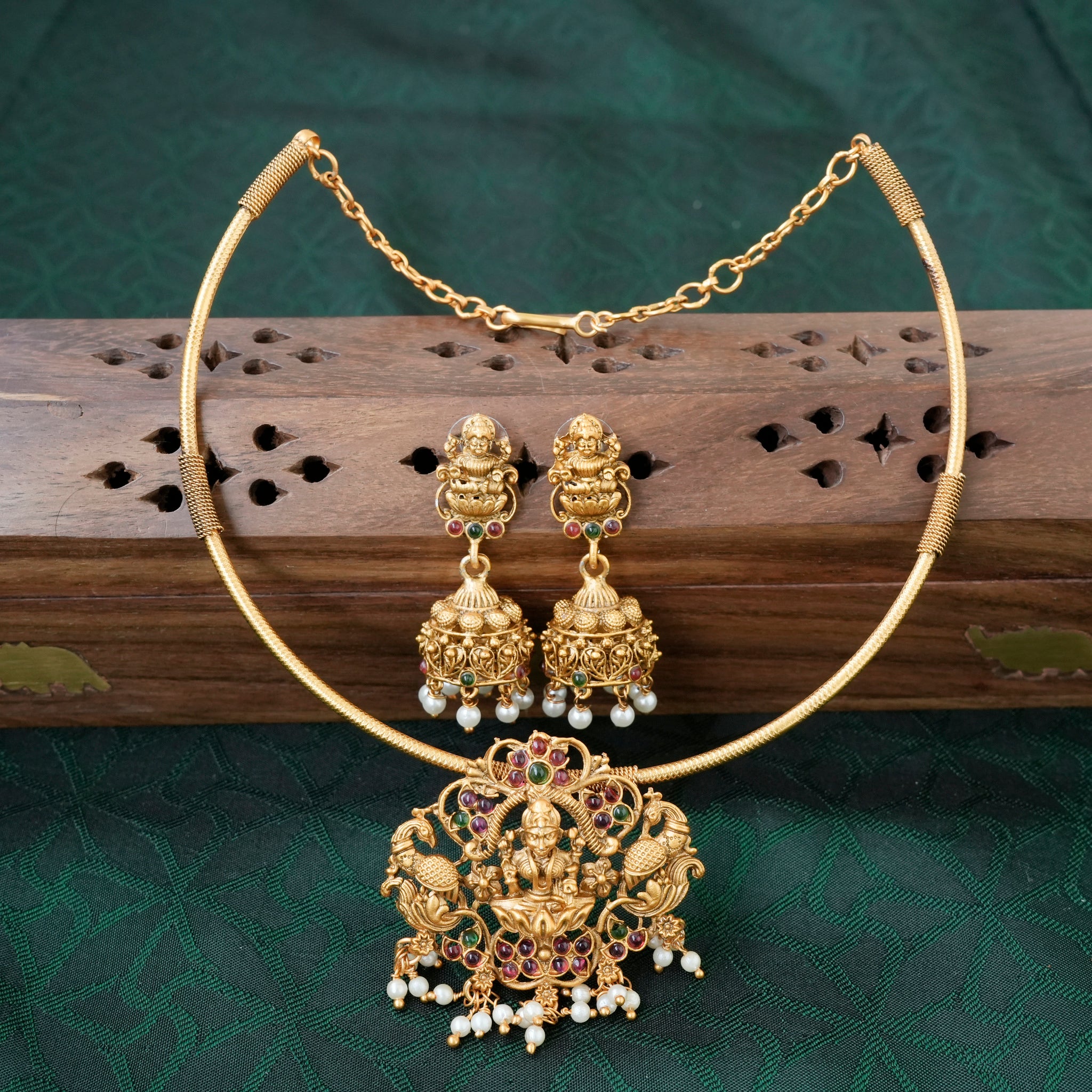 Budget Friendly Matte Finish Kemp Mayuri Lakshmi Hasli Necklace Set - 006