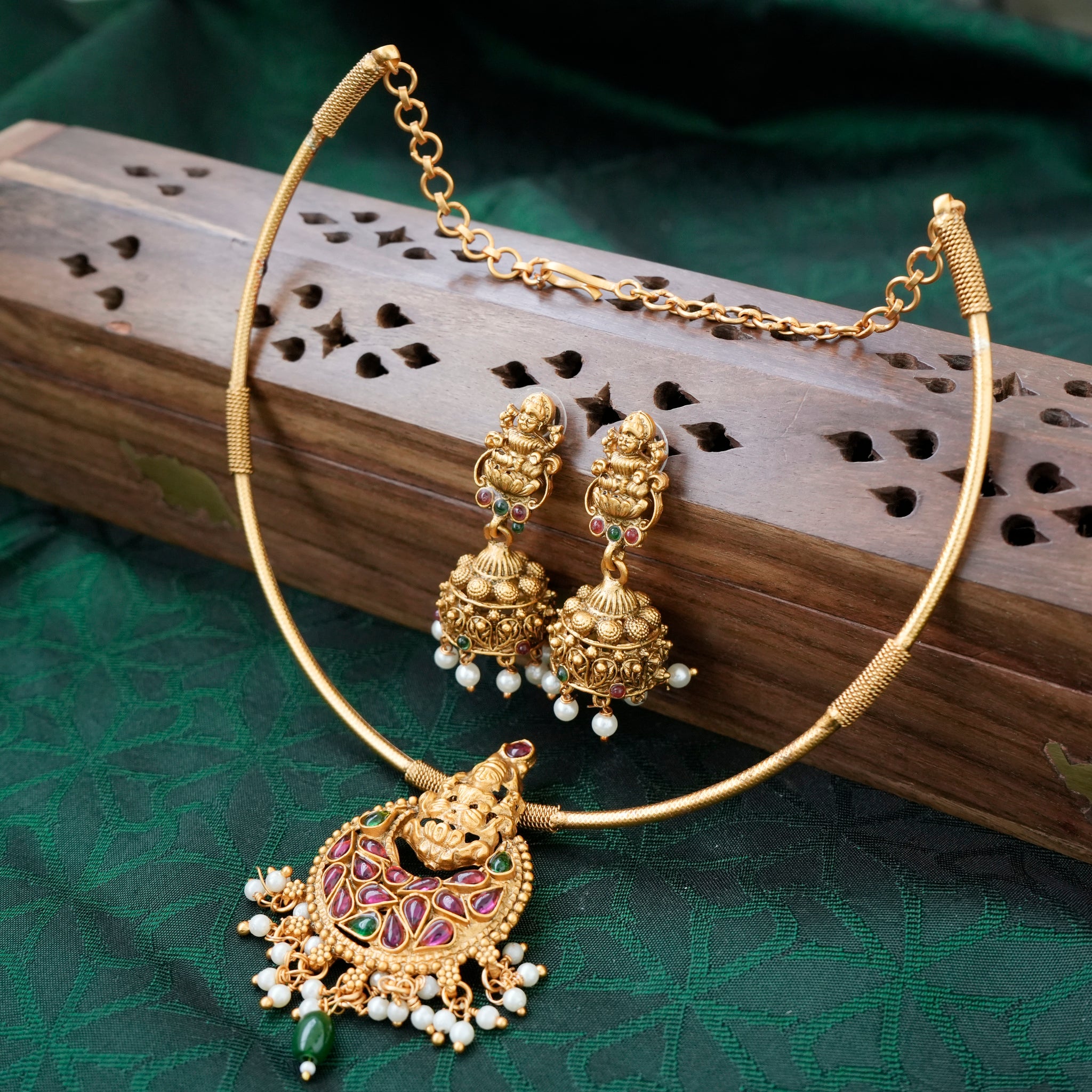 Budget Friendly Matte Finish Kemp Chaandini Lakshmi Hasli Necklace Set - 009