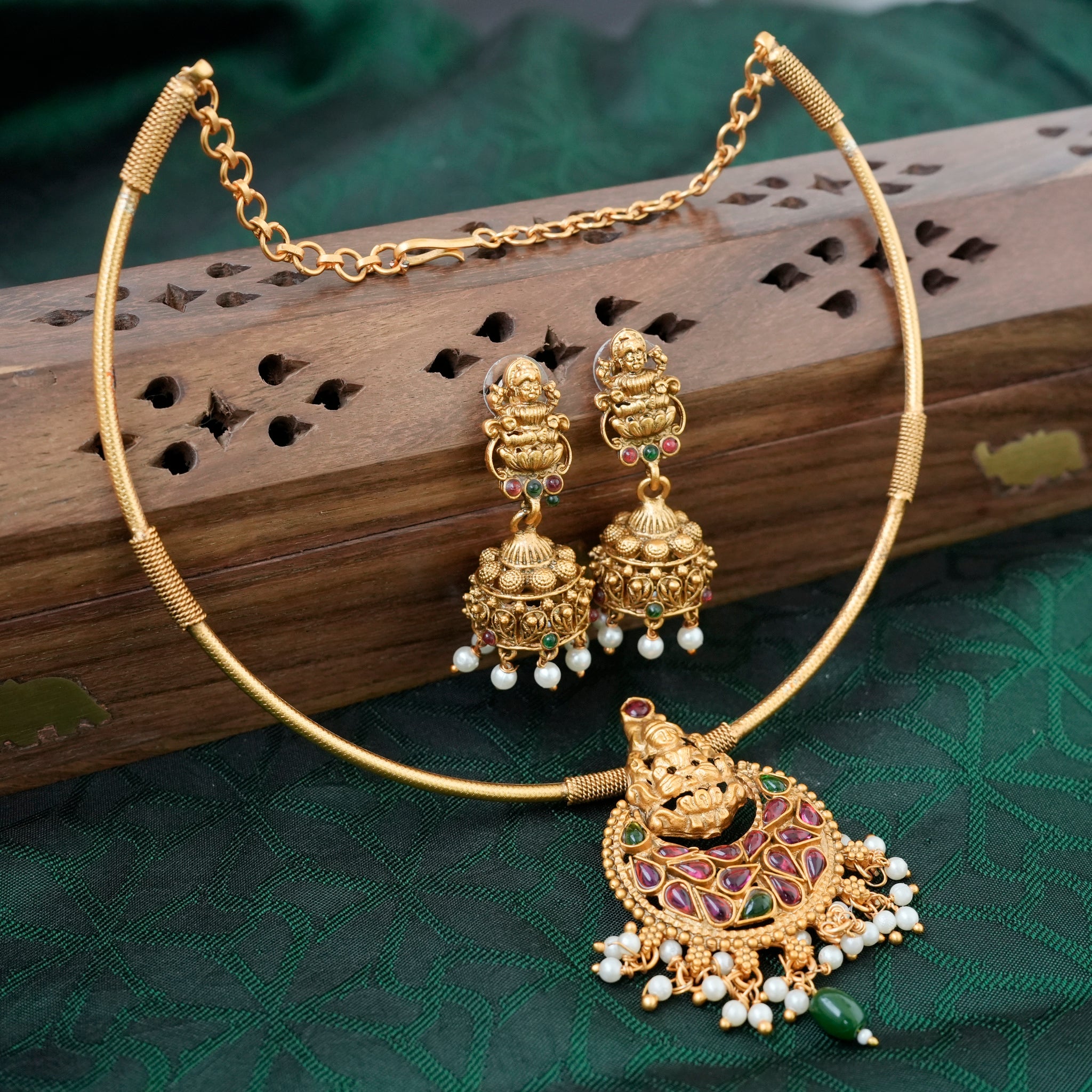 Budget Friendly Matte Finish Kemp Chaandini Lakshmi Hasli Necklace Set - 009