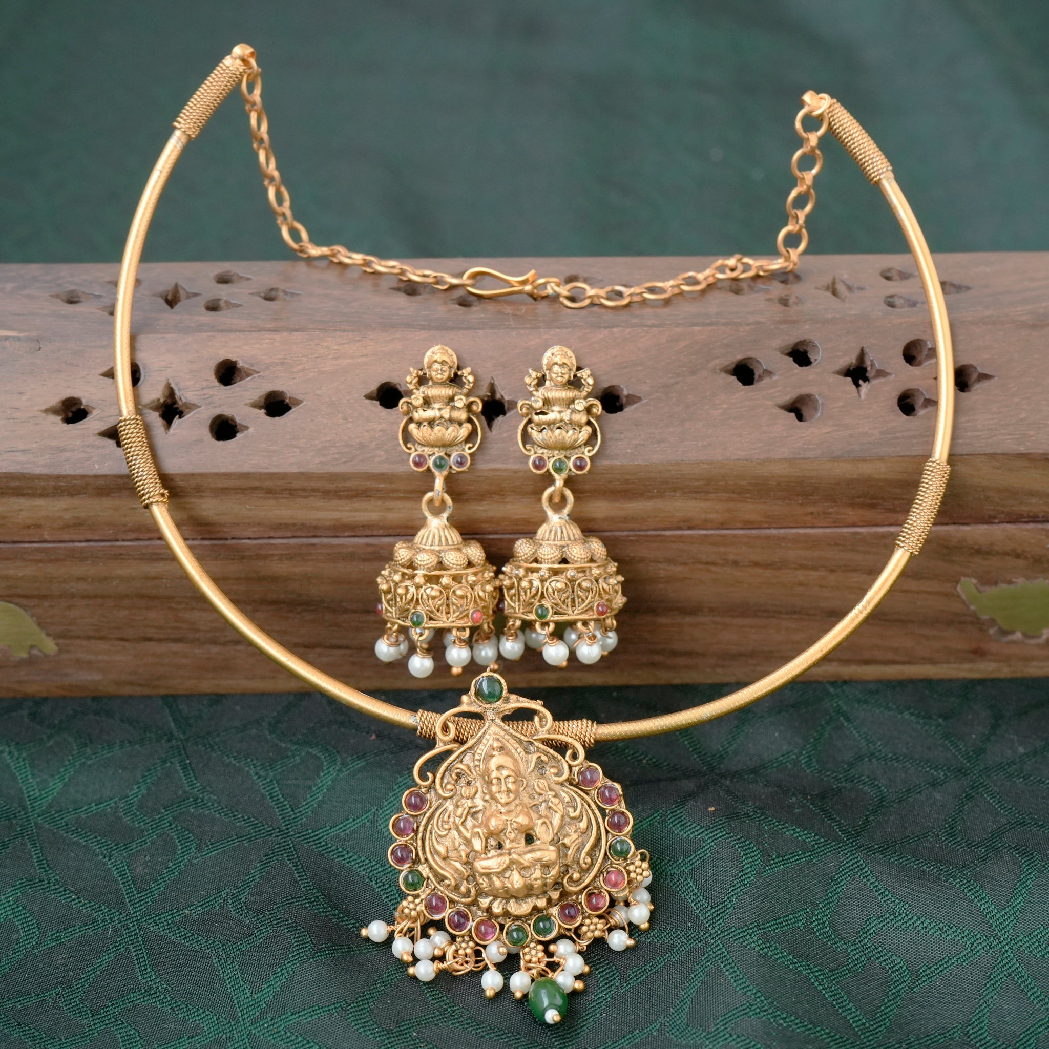 Budget Friendly Matte Finish Kemp Lakshmi Hasli Necklace Set - 004