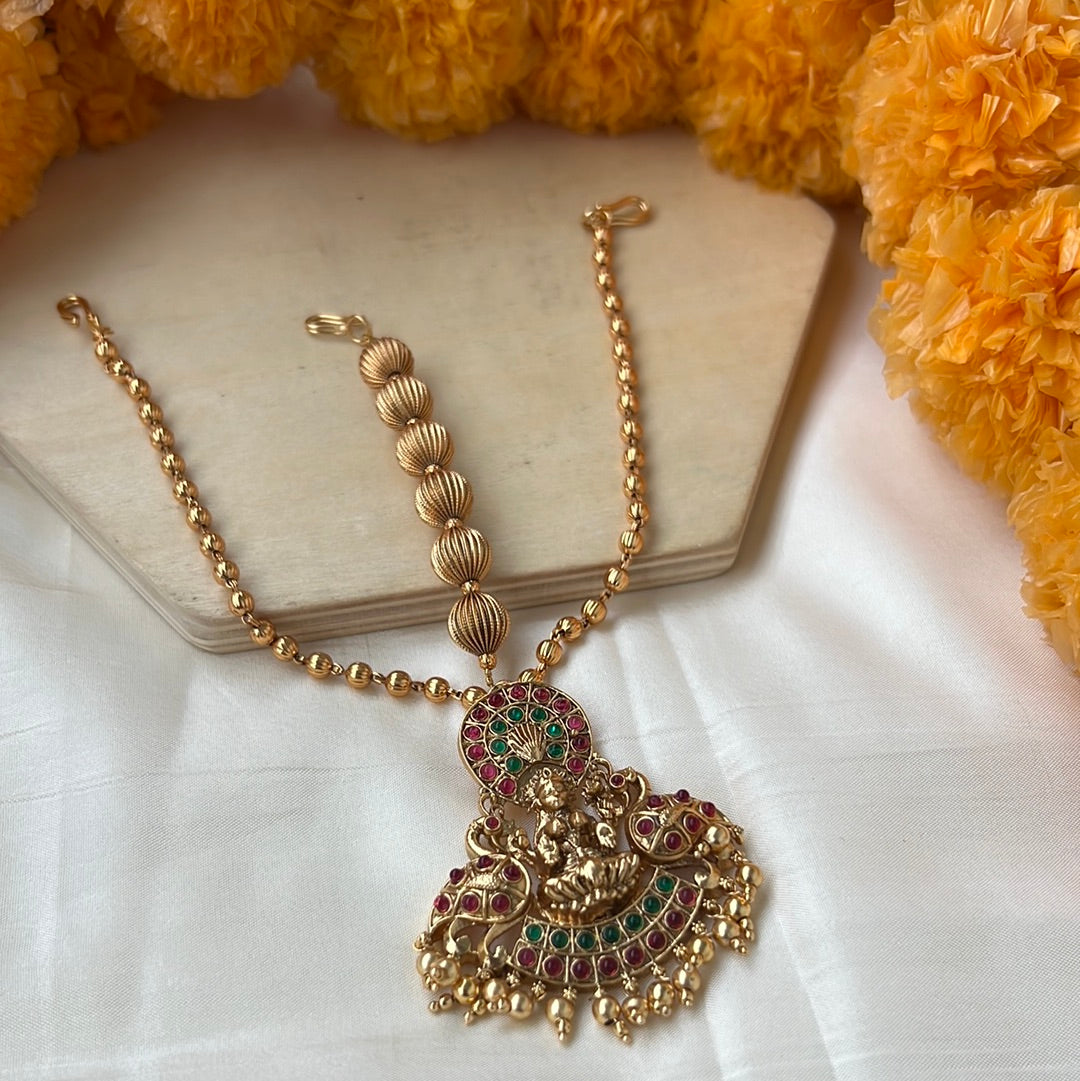 Exquisite Kemp Lakshmi Mayuri Antique Gold Bridal Nethichutti/Maang Teeka: Premium South Indian Temple Jewellery